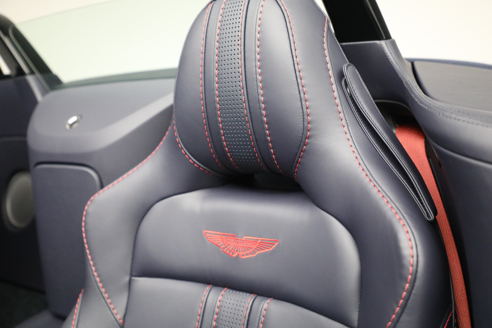 Used-2023-Aston-Martin-Vantage-Roadster