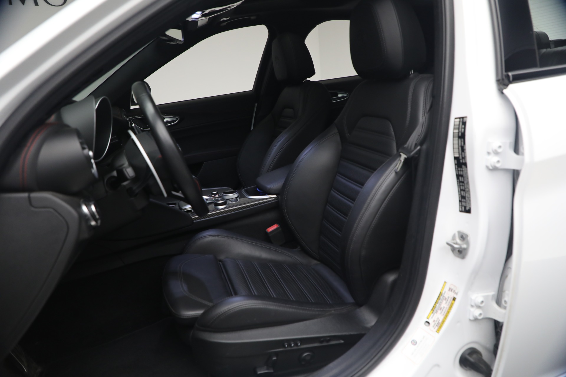 Used-2023-Alfa-Romeo-Giulia-Estrema