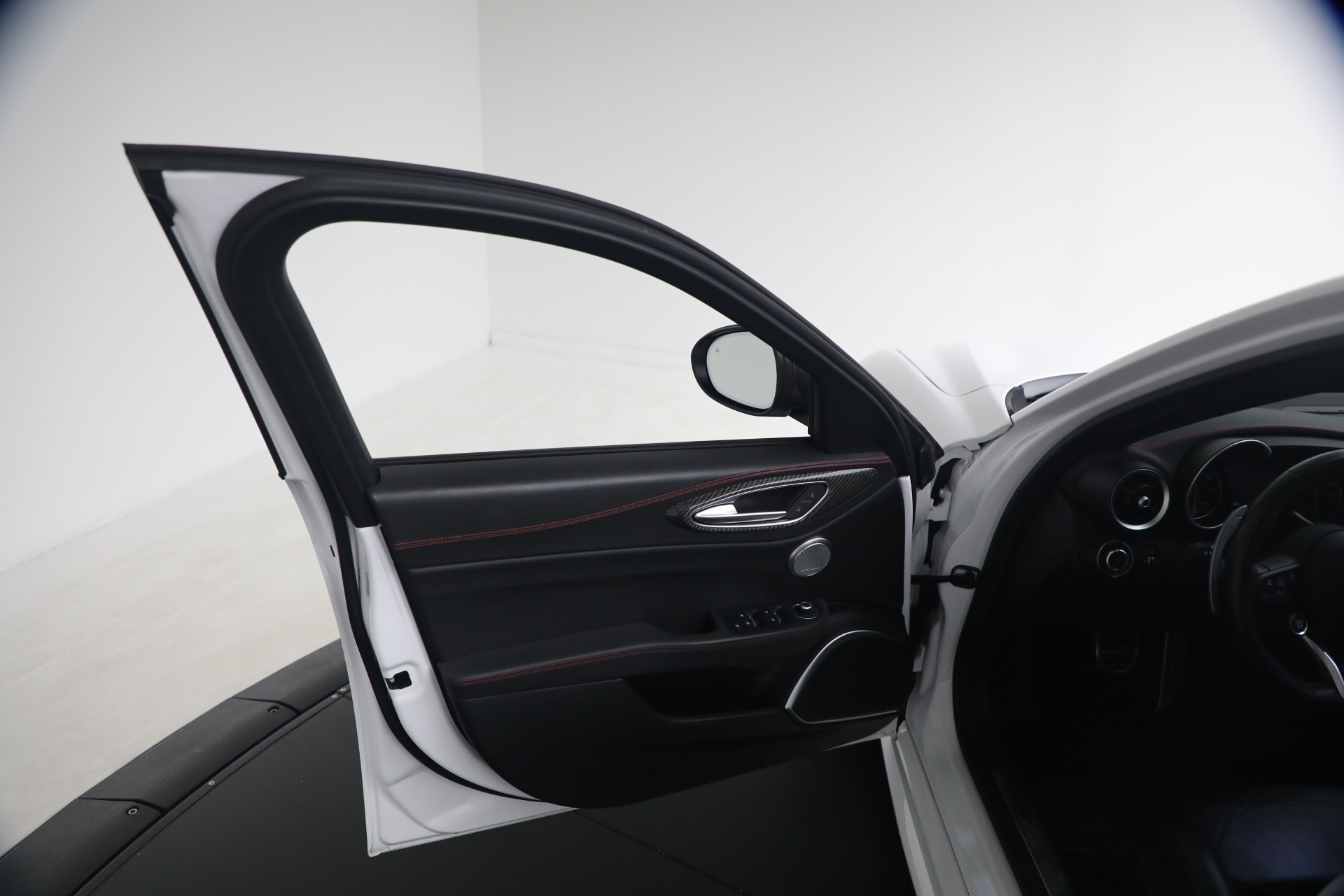 Used-2023-Alfa-Romeo-Giulia-Estrema