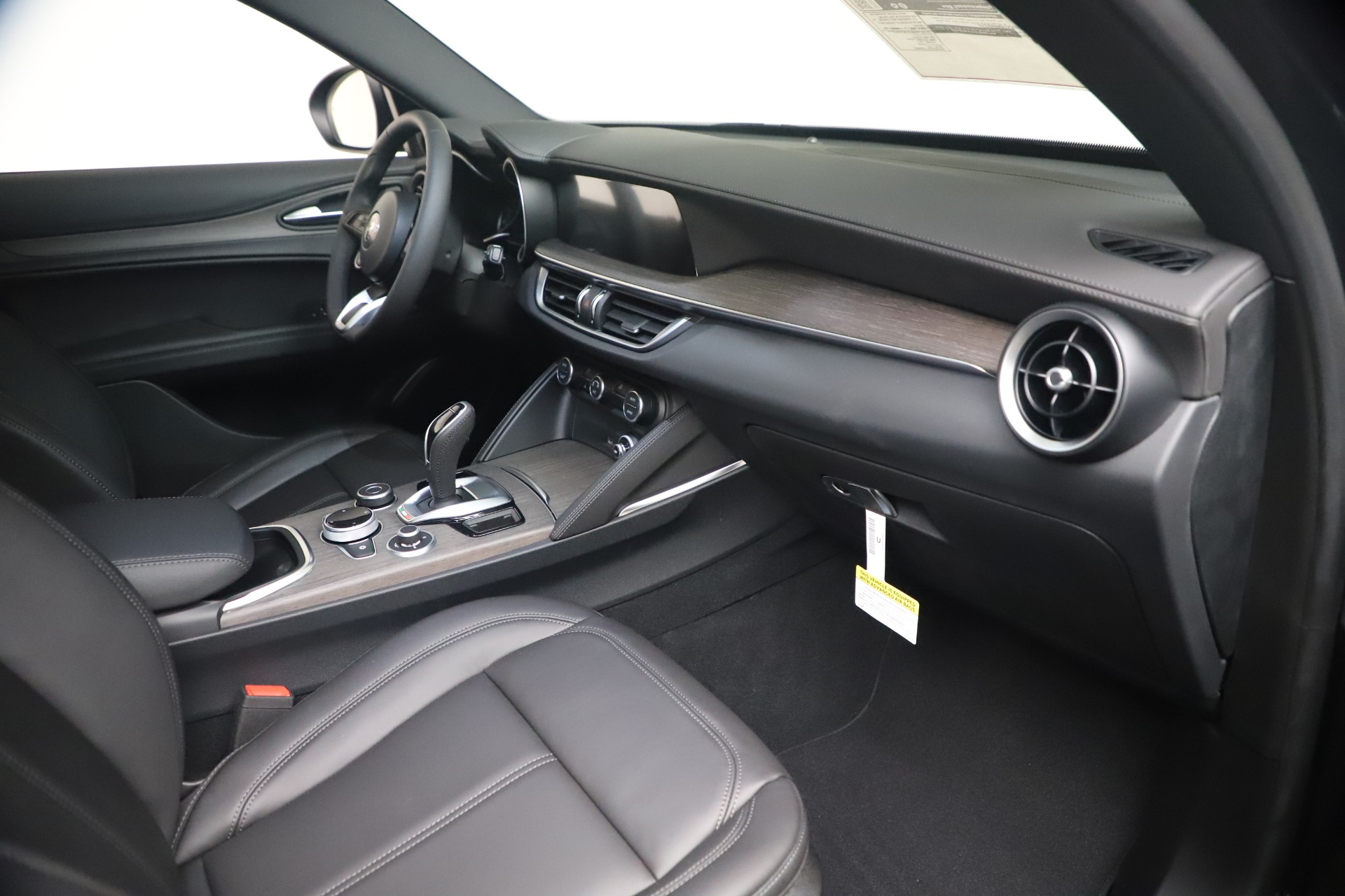 New-2023-Alfa-Romeo-Stelvio-Ti