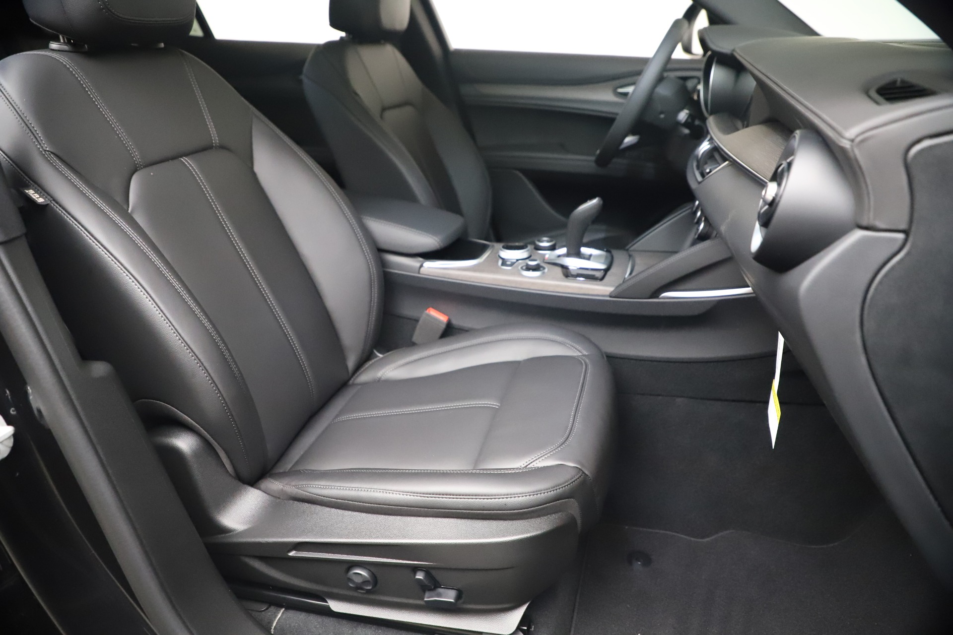 New-2023-Alfa-Romeo-Stelvio-Ti