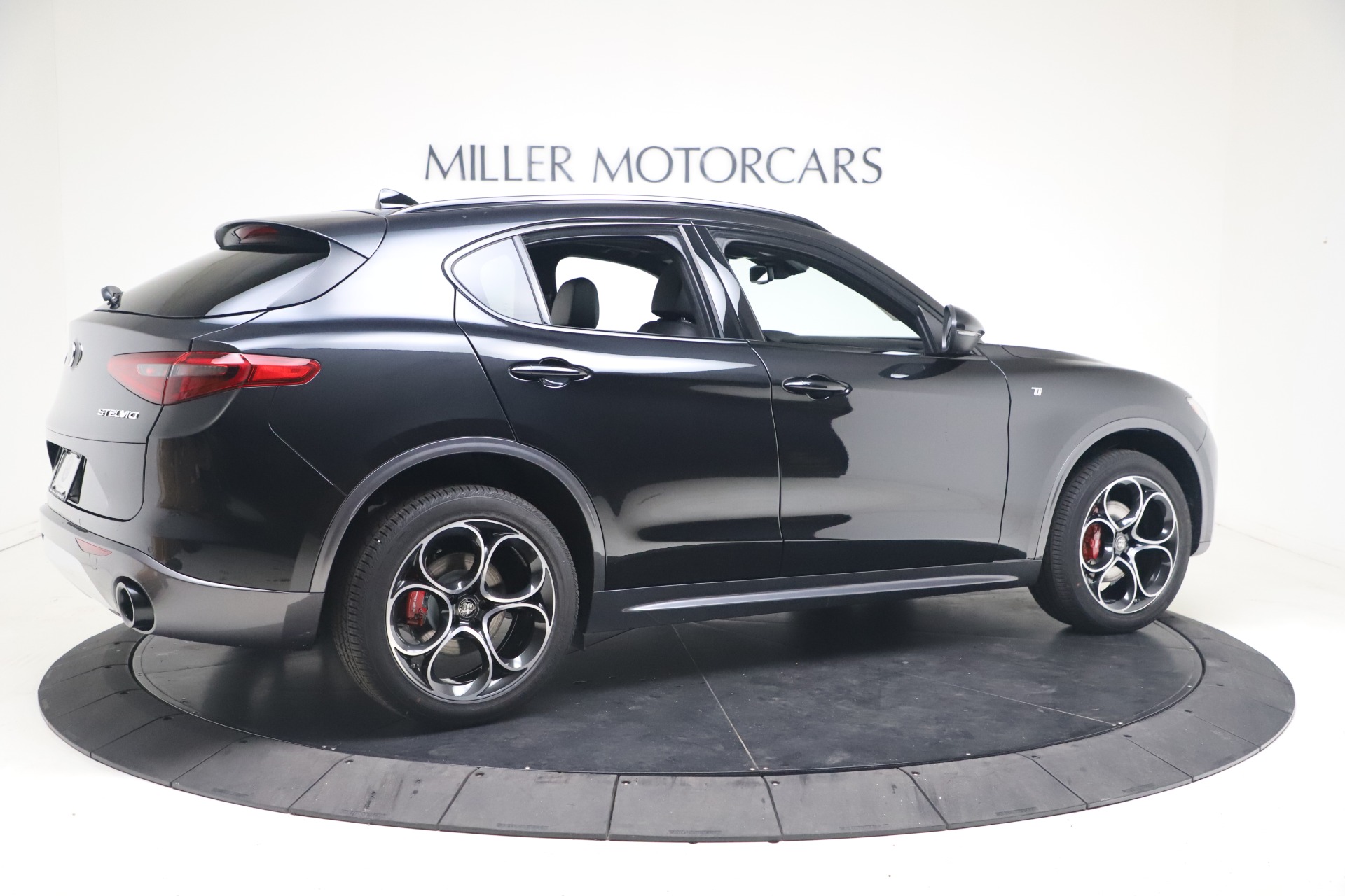 New-2023-Alfa-Romeo-Stelvio-Ti