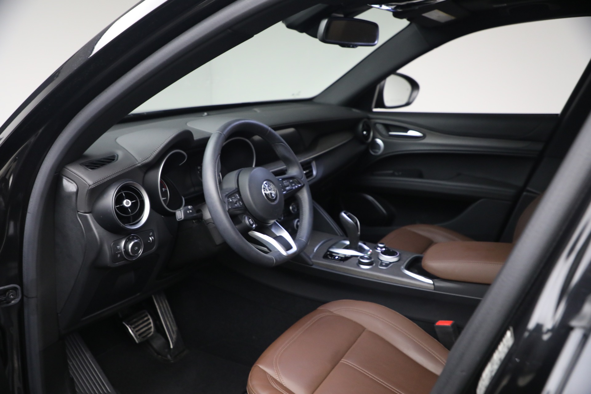 Used-2023-Alfa-Romeo-Stelvio-Ti