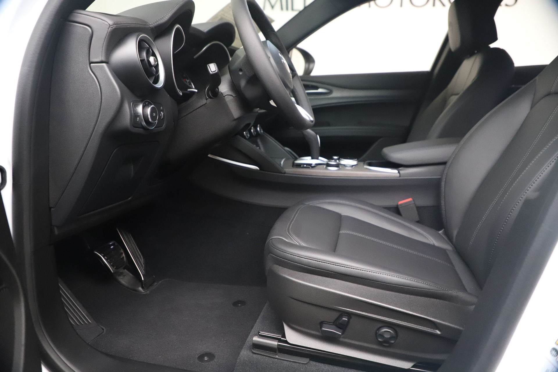 New-2023-Alfa-Romeo-Stelvio-Ti