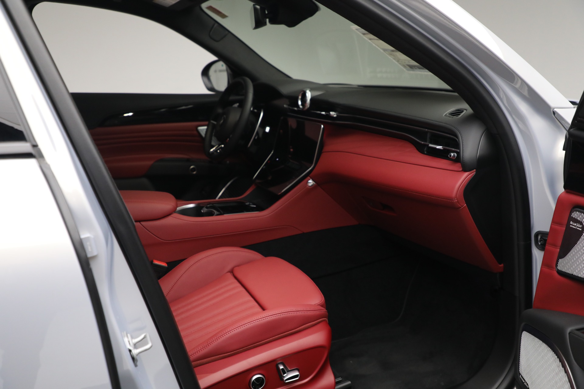 New-2023-Maserati-Grecale-Modena