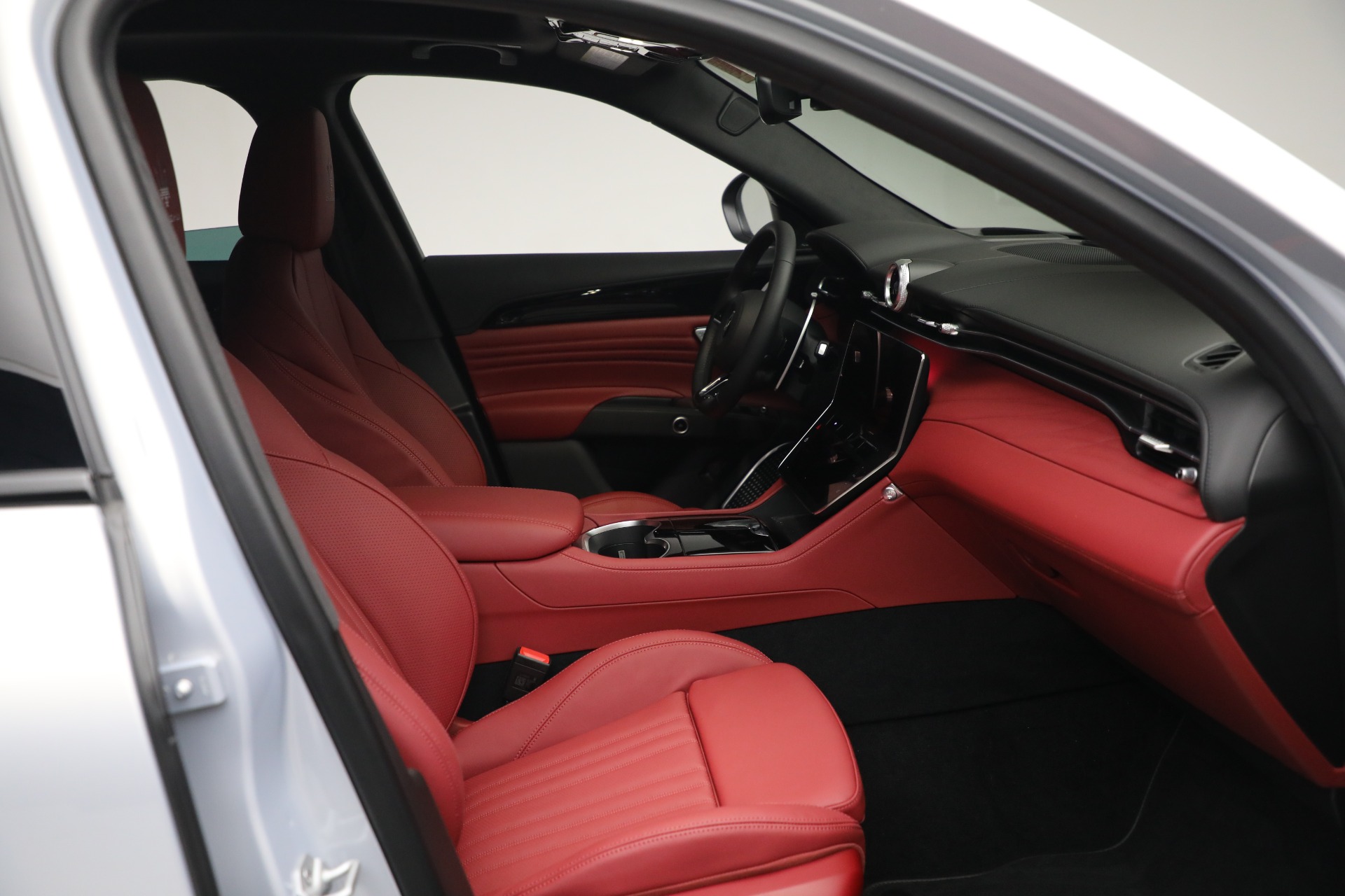 New-2023-Maserati-Grecale-Modena