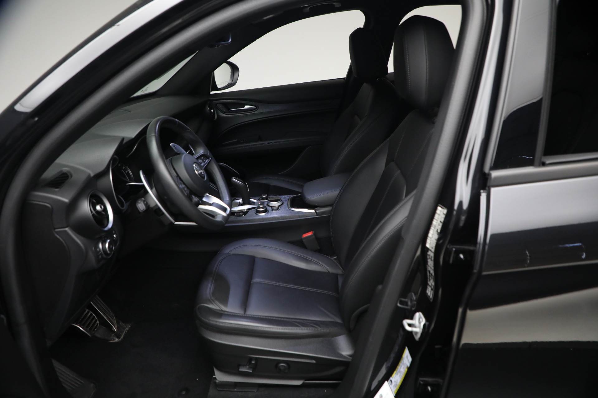 Used-2023-Alfa-Romeo-Stelvio-Sprint