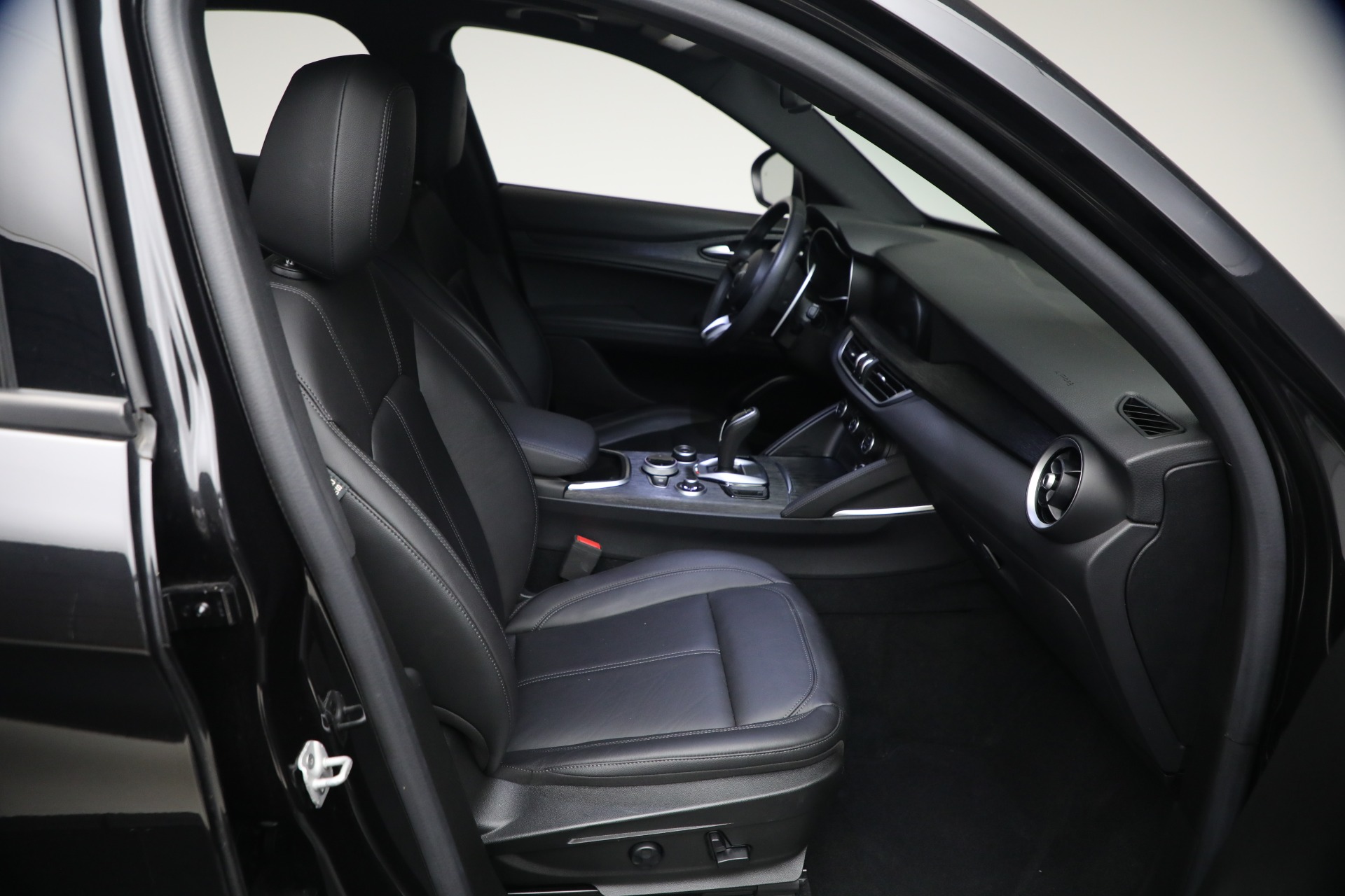 Used-2023-Alfa-Romeo-Stelvio-Sprint
