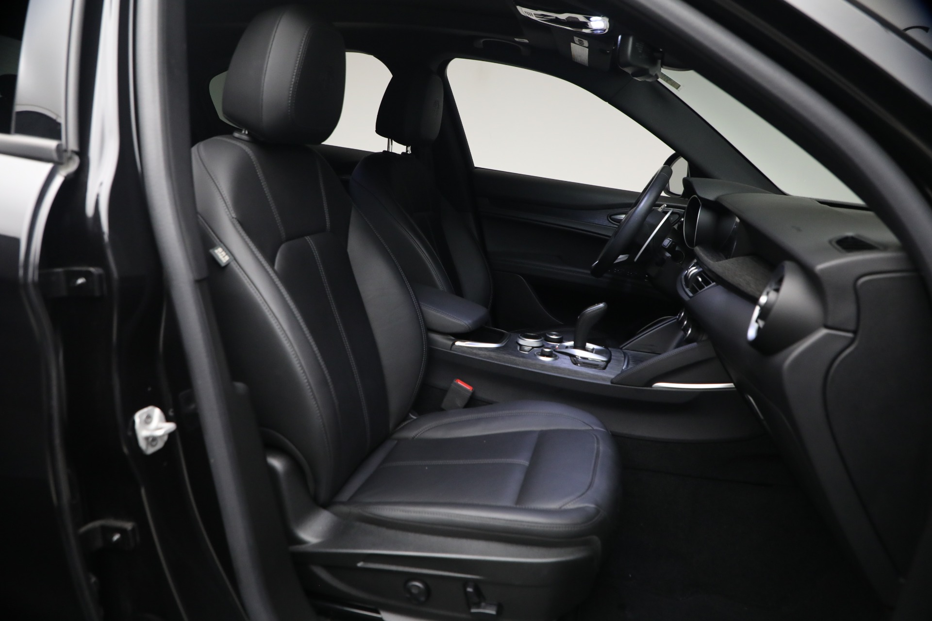 Used-2023-Alfa-Romeo-Stelvio-Sprint