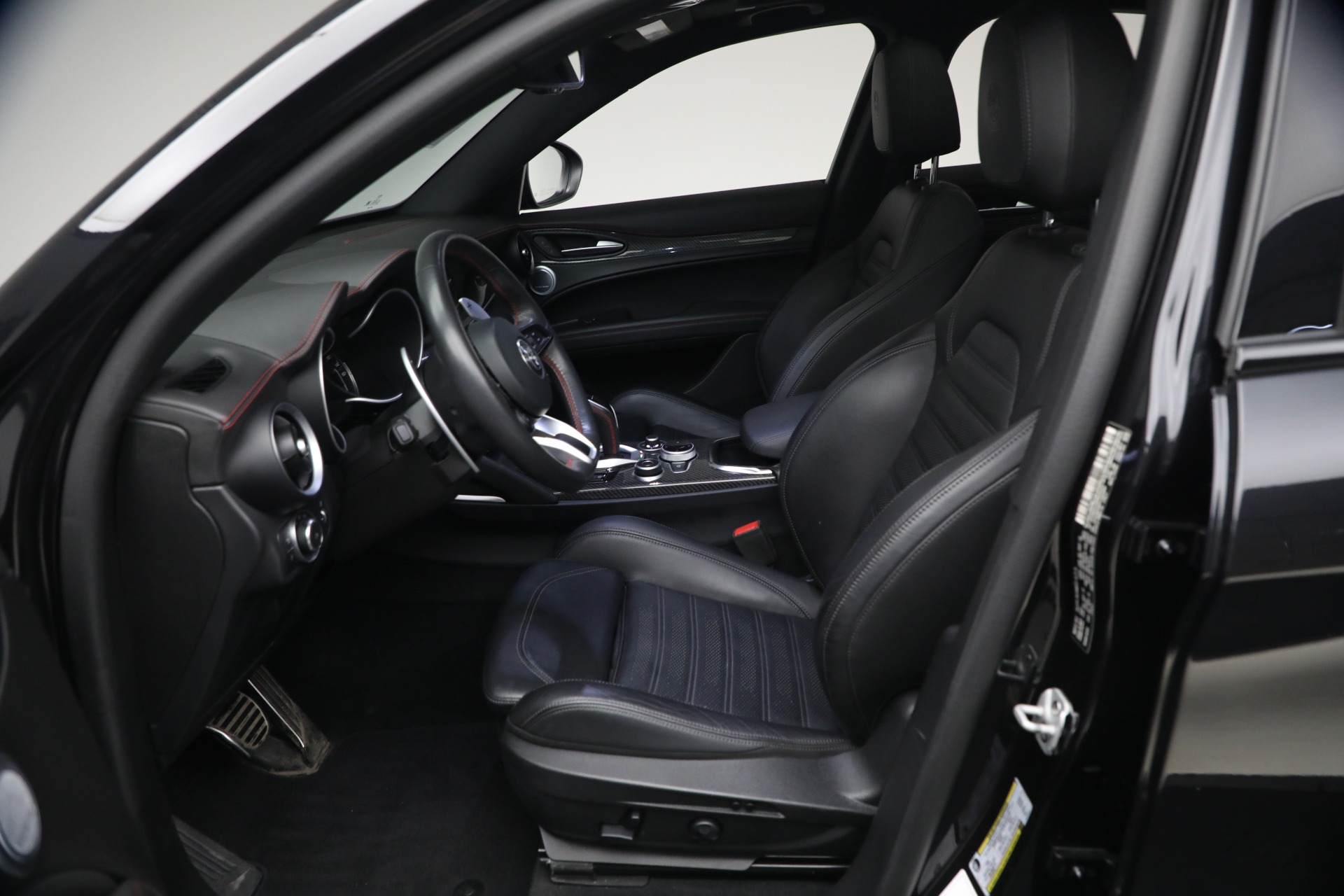 Used-2023-Alfa-Romeo-Stelvio-Estrema