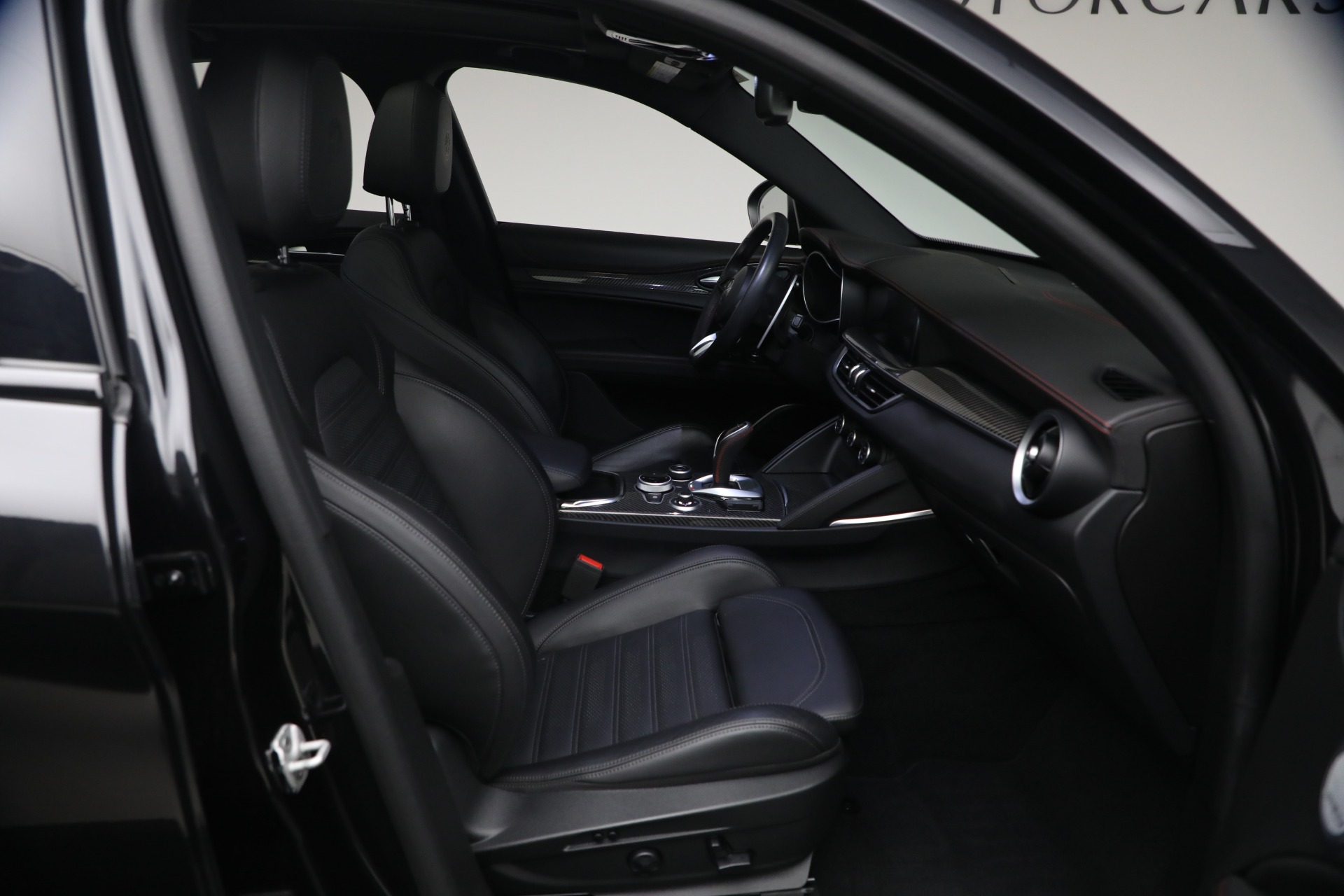 Used-2023-Alfa-Romeo-Stelvio-Estrema