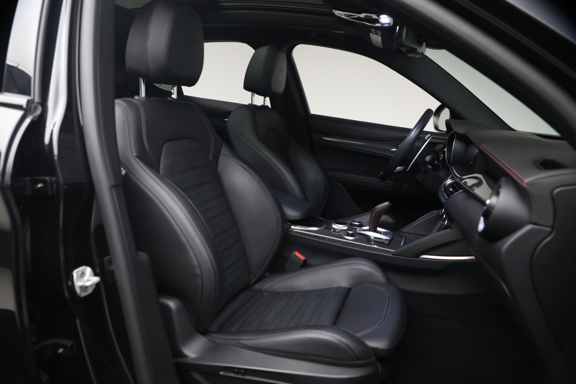 Used-2023-Alfa-Romeo-Stelvio-Estrema