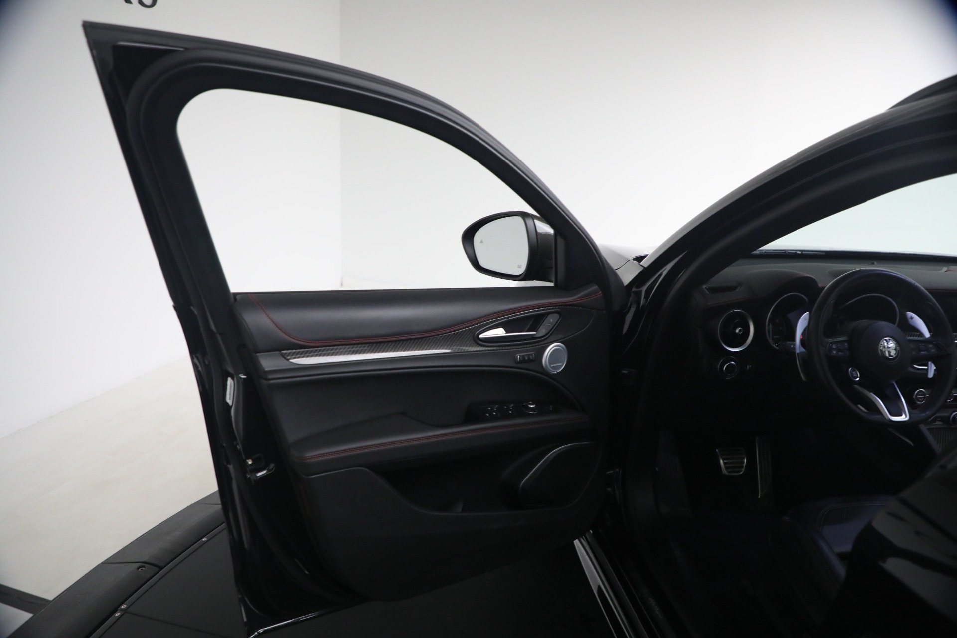 Used-2023-Alfa-Romeo-Stelvio-Estrema