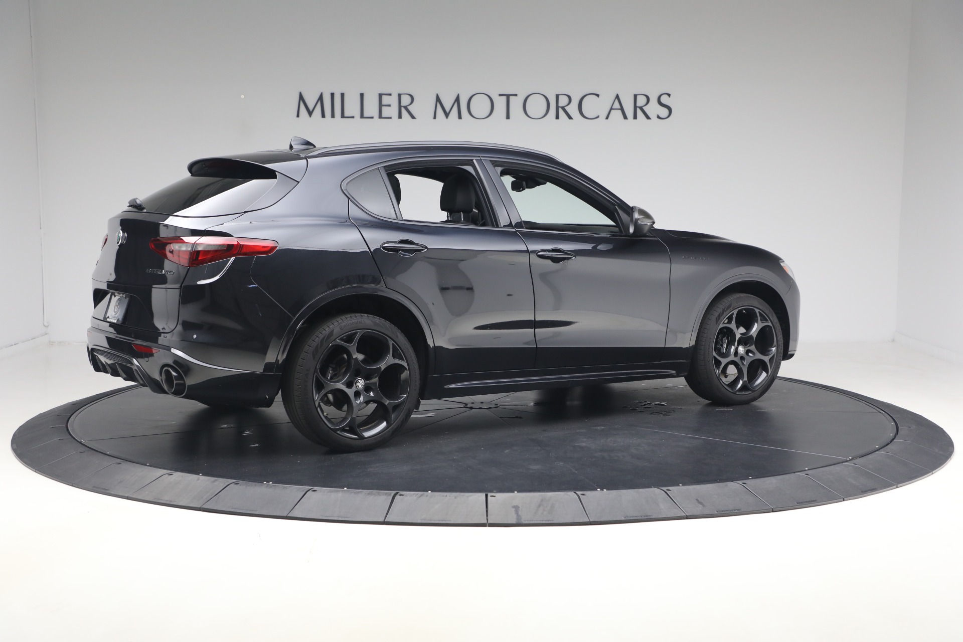 Used-2023-Alfa-Romeo-Stelvio-Estrema