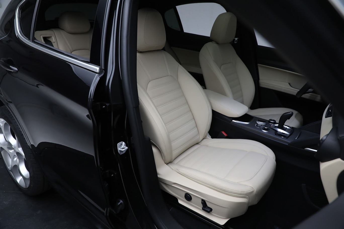 New-2023-Alfa-Romeo-Stelvio-Ti-Lusso