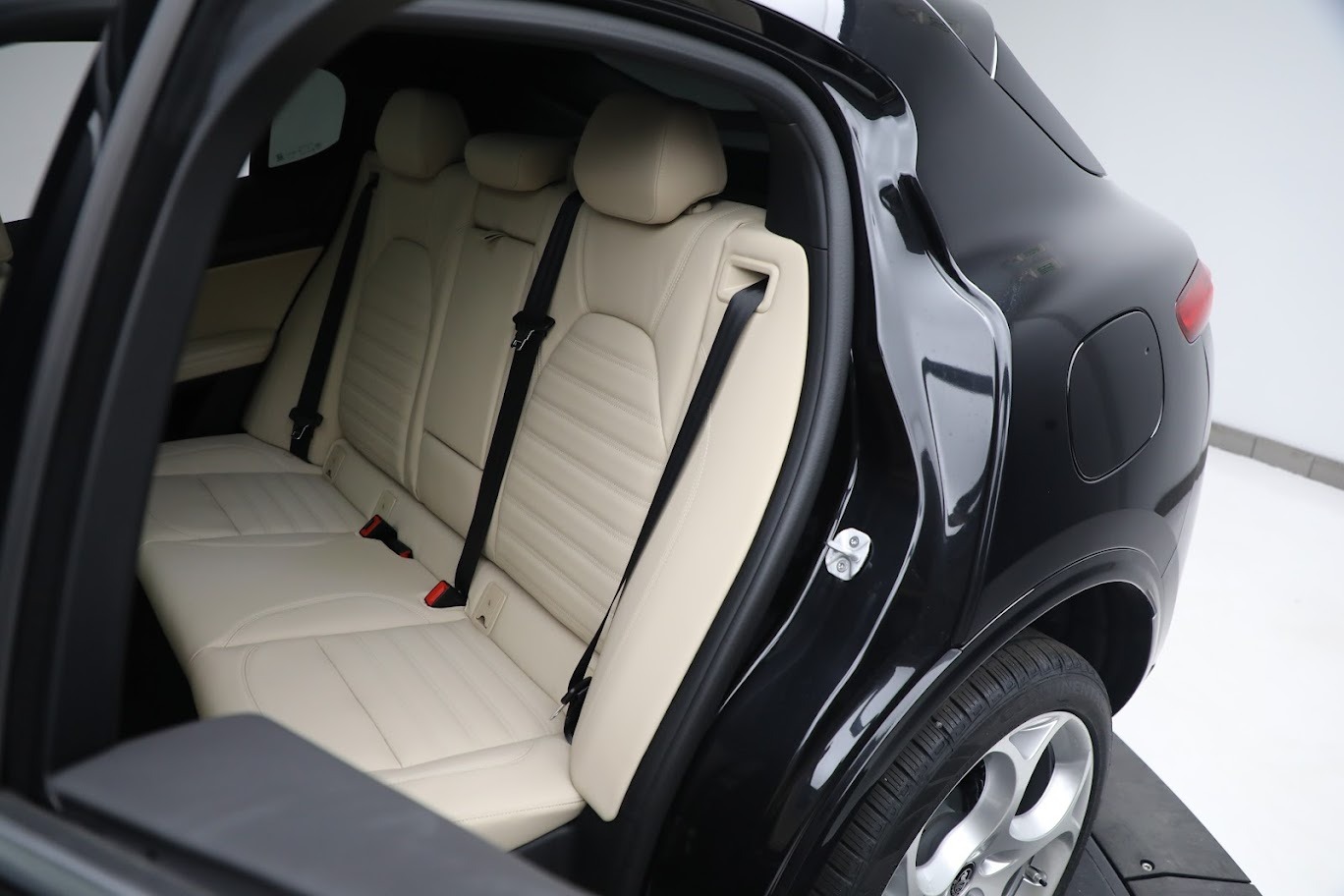 New-2023-Alfa-Romeo-Stelvio-Ti-Lusso