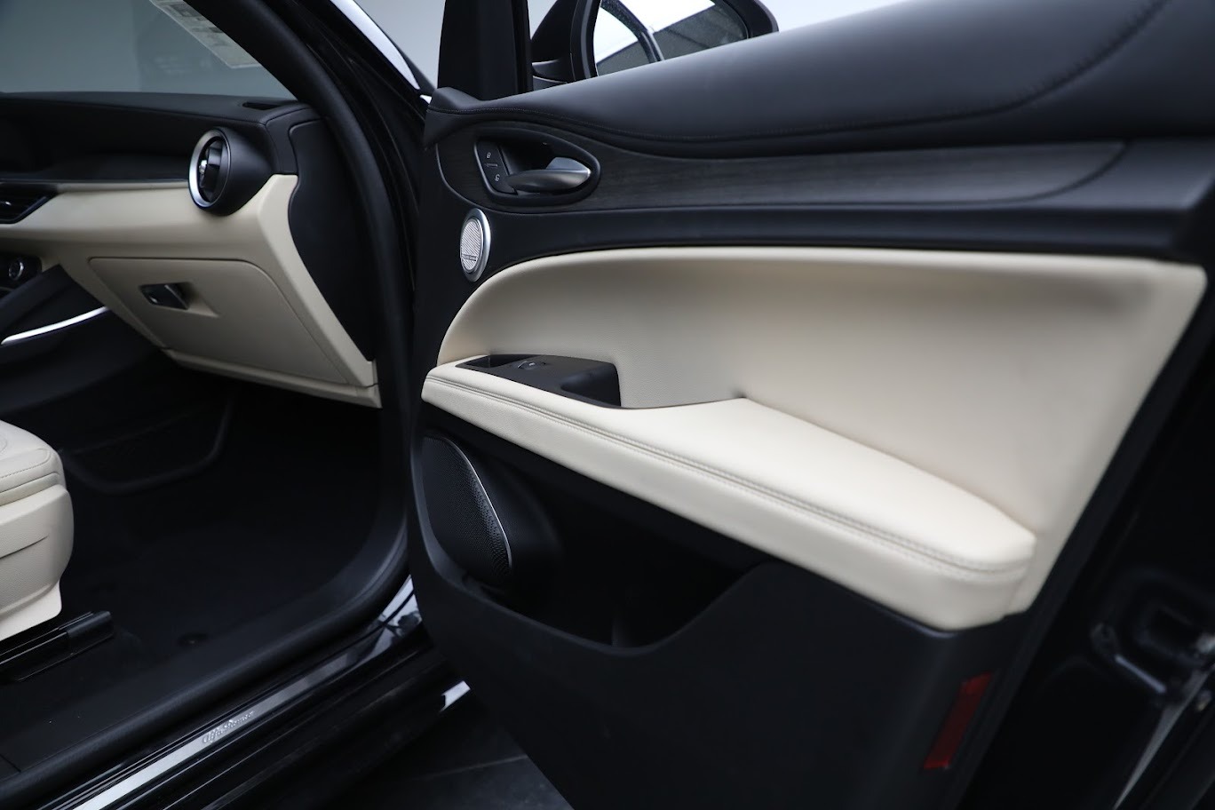 New-2023-Alfa-Romeo-Stelvio-Ti-Lusso