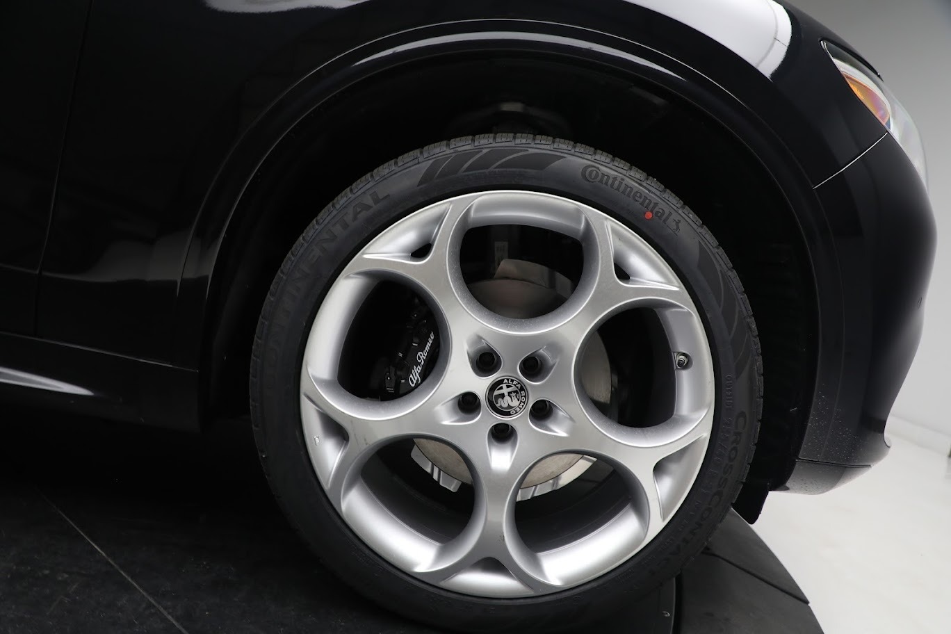 New-2023-Alfa-Romeo-Stelvio-Ti-Lusso