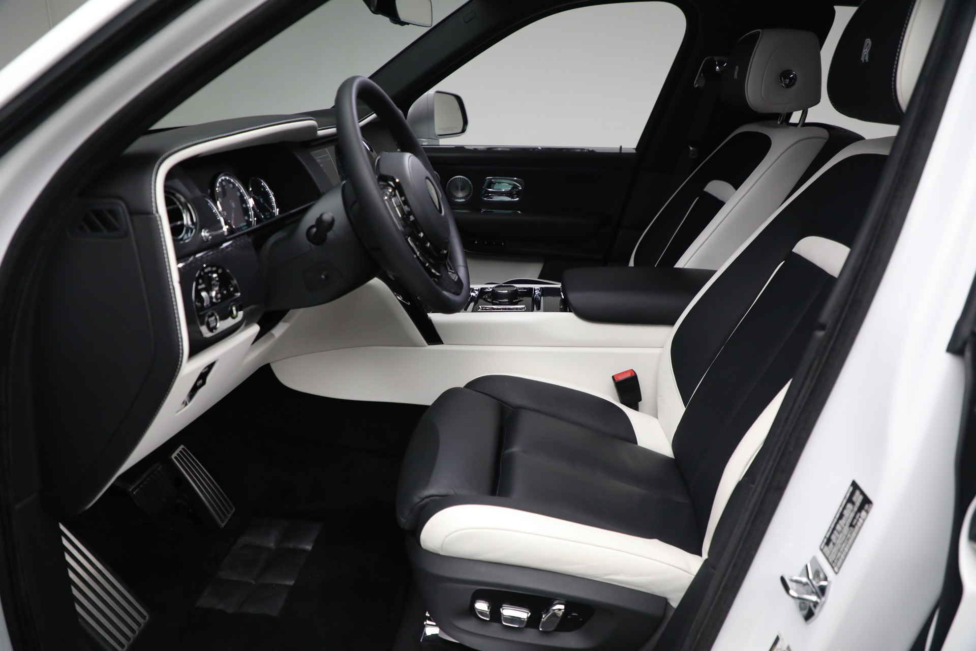 Used-2022-Rolls-Royce-Black-Badge-Cullinan