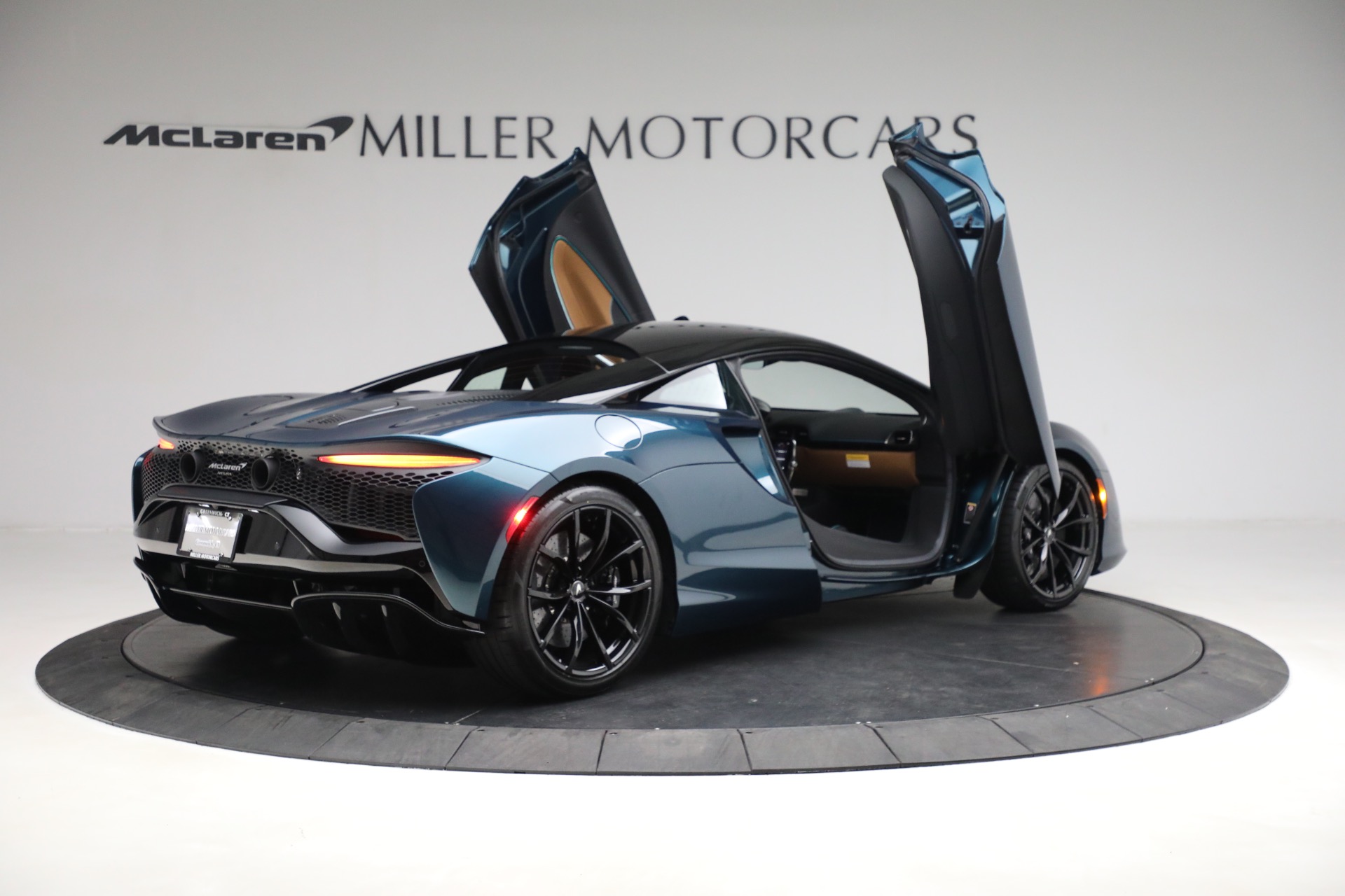 New-2023-McLaren-Artura-TechLux