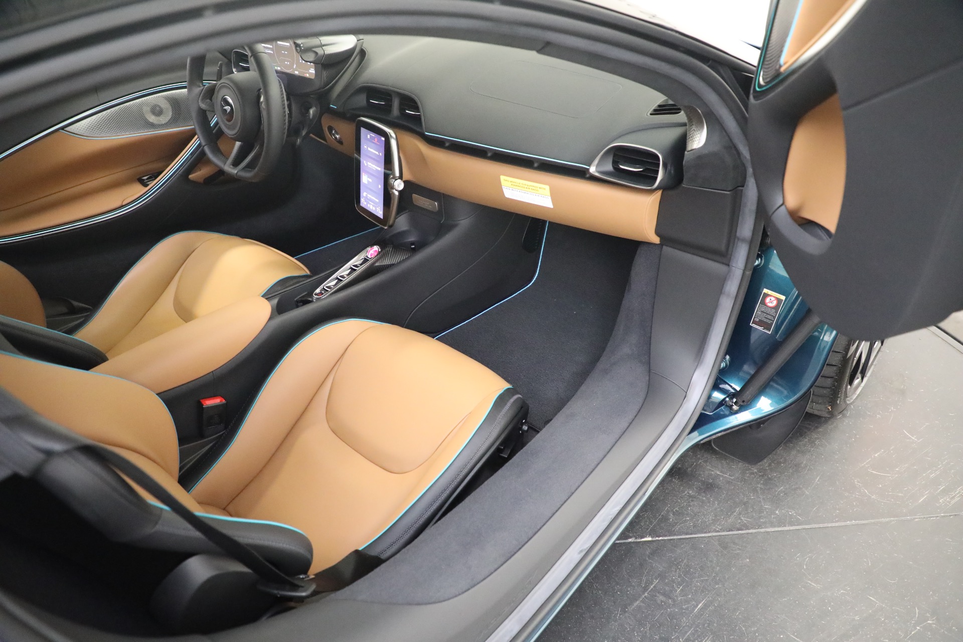 New-2023-McLaren-Artura-TechLux