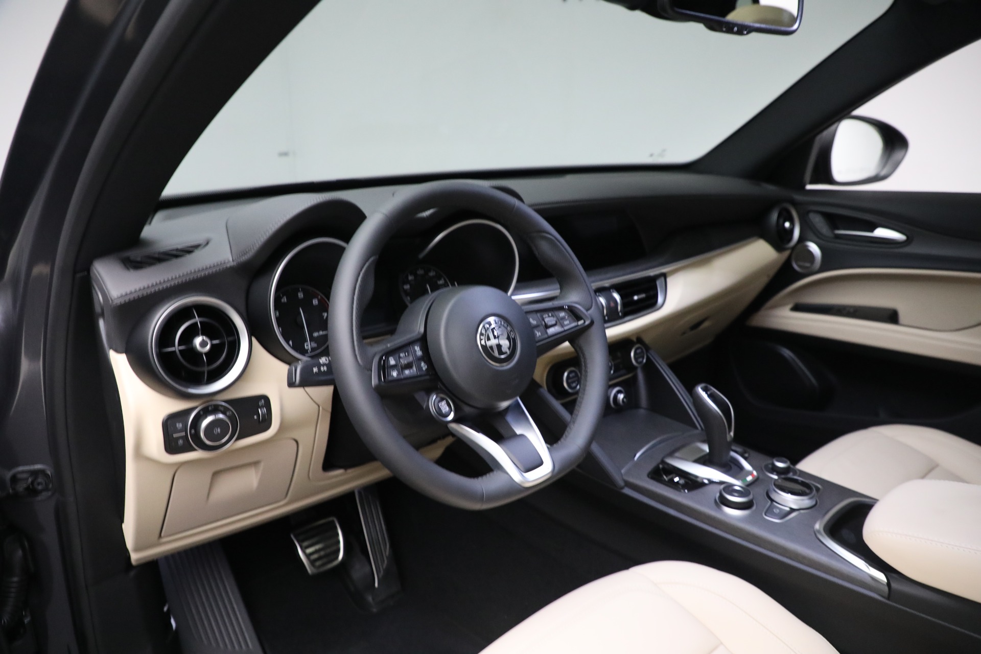 New-2023-Alfa-Romeo-Stelvio-Ti-Lusso-AWD