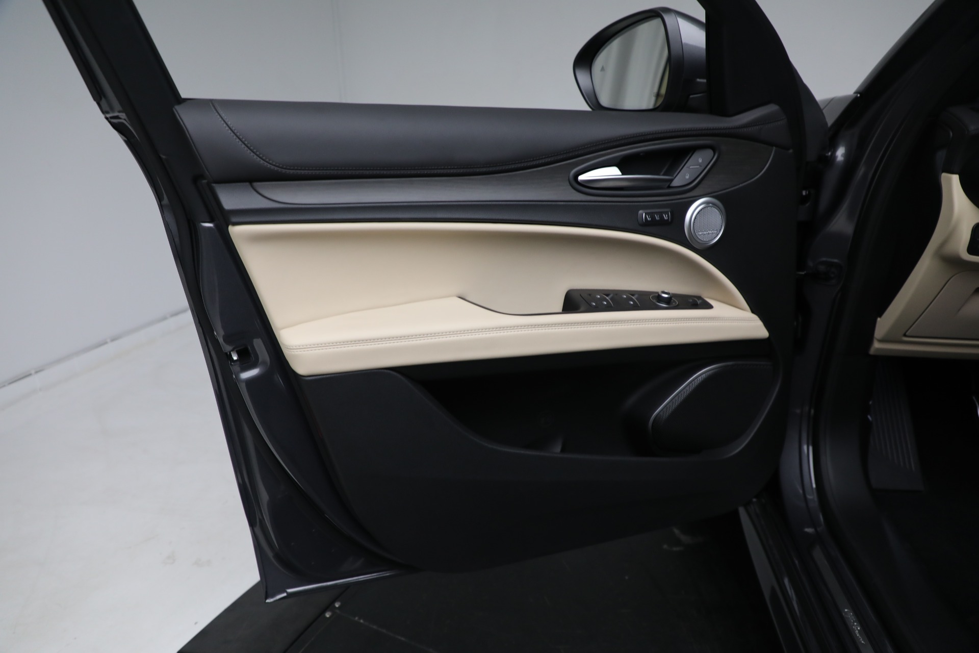 New-2023-Alfa-Romeo-Stelvio-Ti-Lusso-AWD