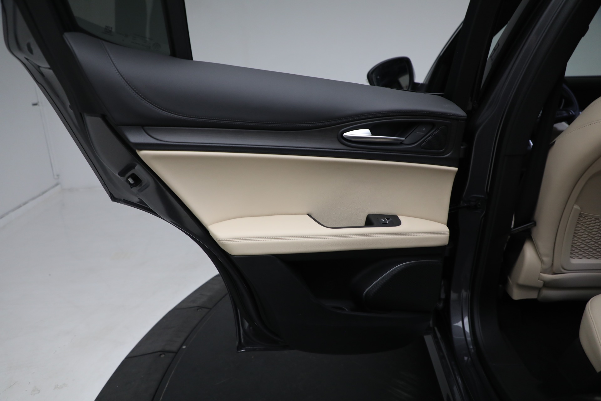 New-2023-Alfa-Romeo-Stelvio-Ti-Lusso-AWD