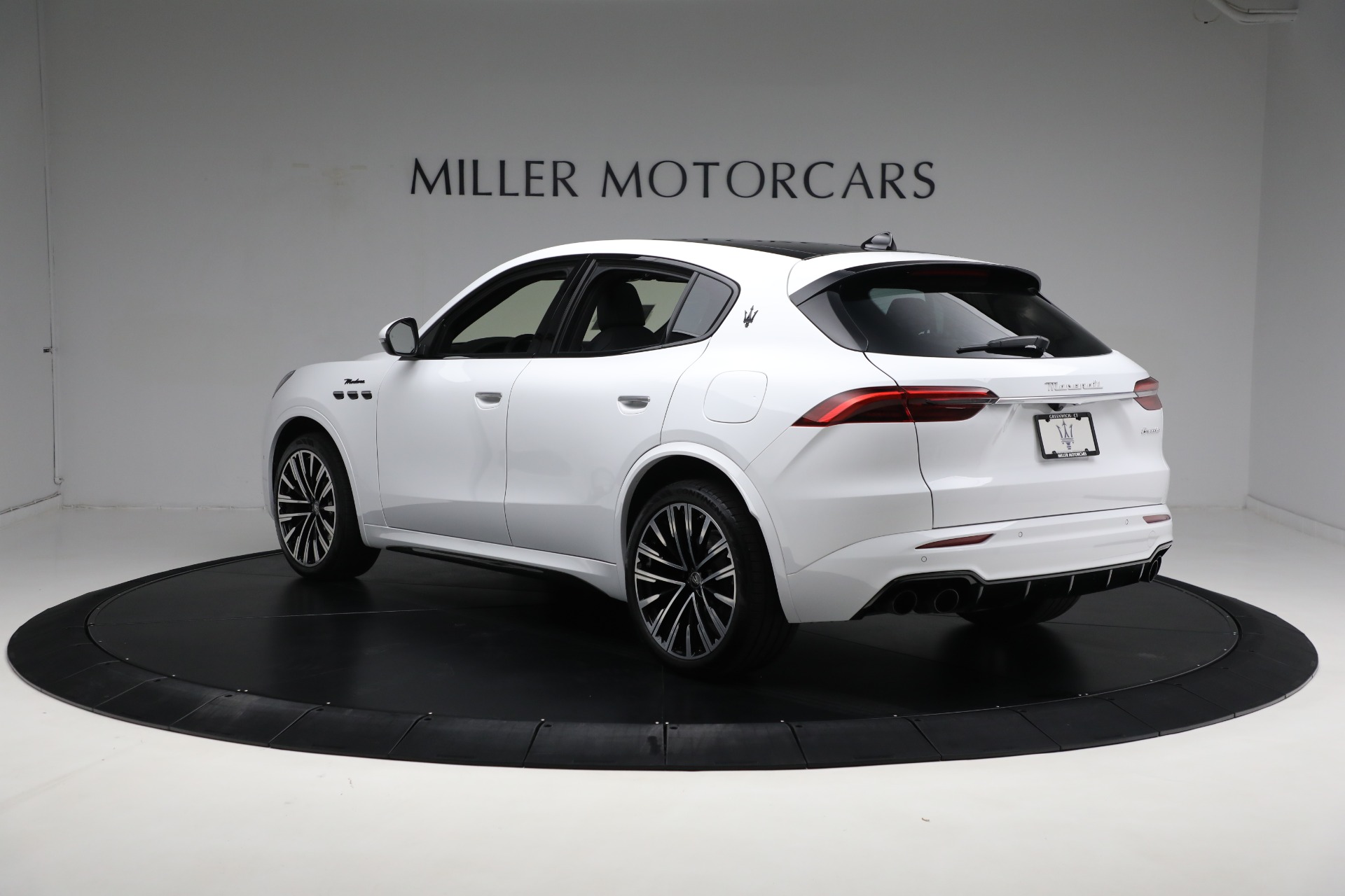 New-2023-Maserati-Grecale-Modena