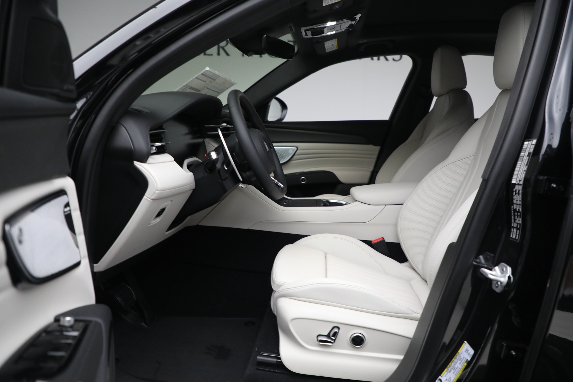 New-2023-Maserati-Grecale-Modena