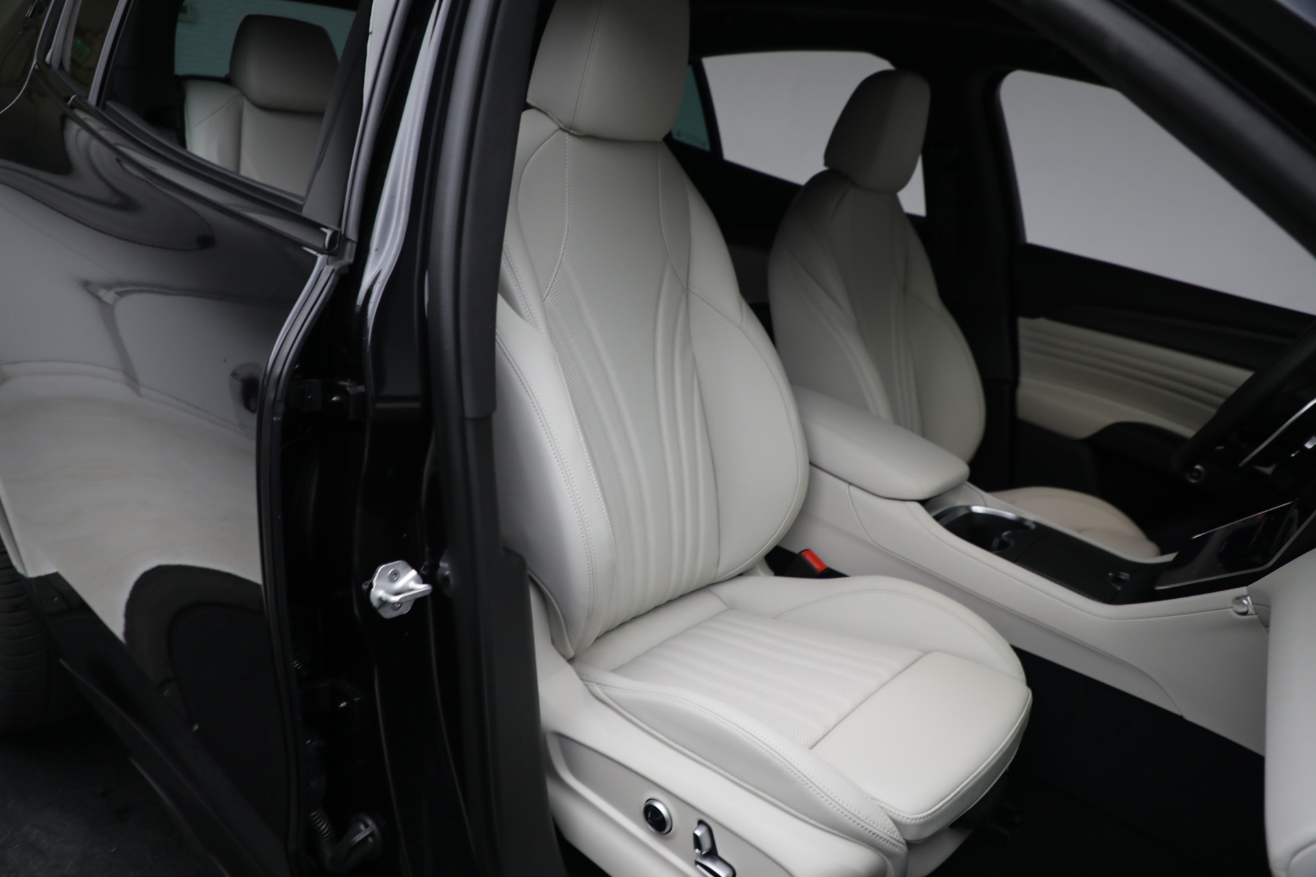 New-2023-Maserati-Grecale-Modena