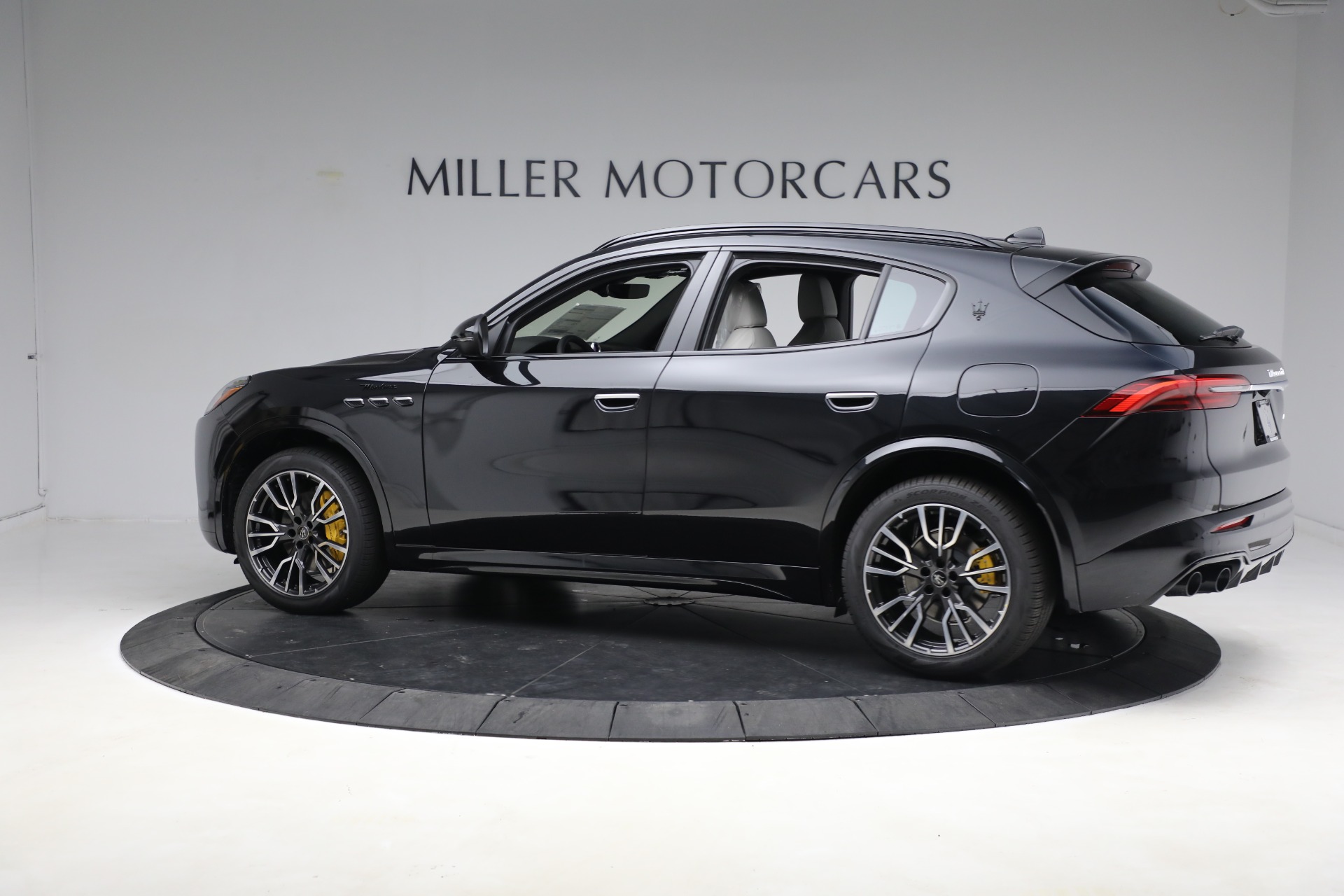 New-2023-Maserati-Grecale-Modena