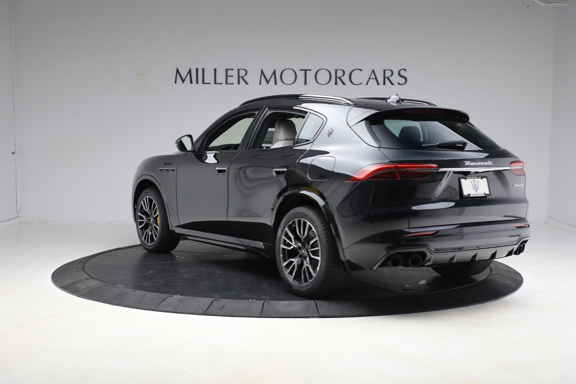 New-2023-Maserati-Grecale-Modena