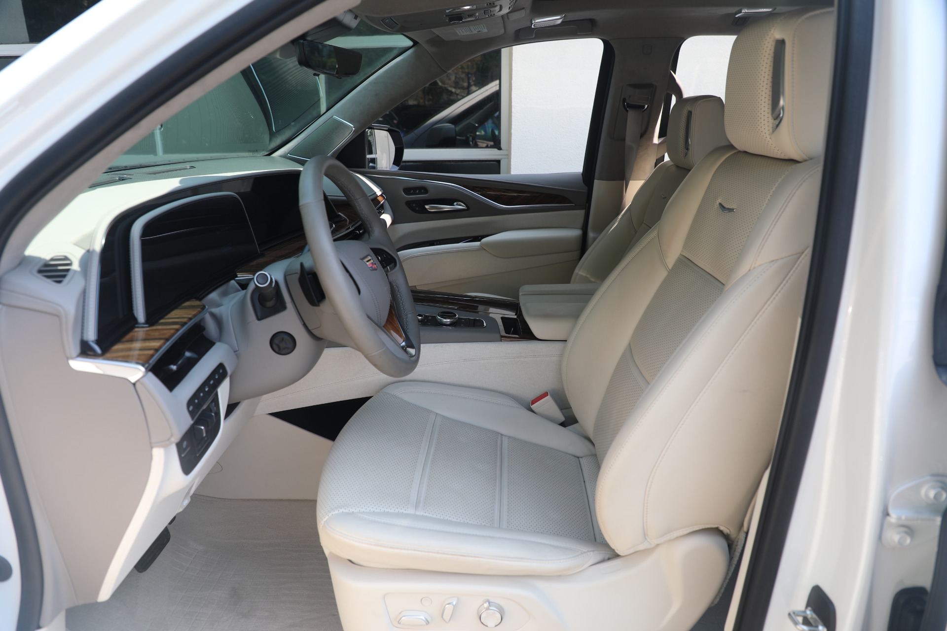 Used-2021-Cadillac-Escalade-ESV-Premium-Luxury-Platinum