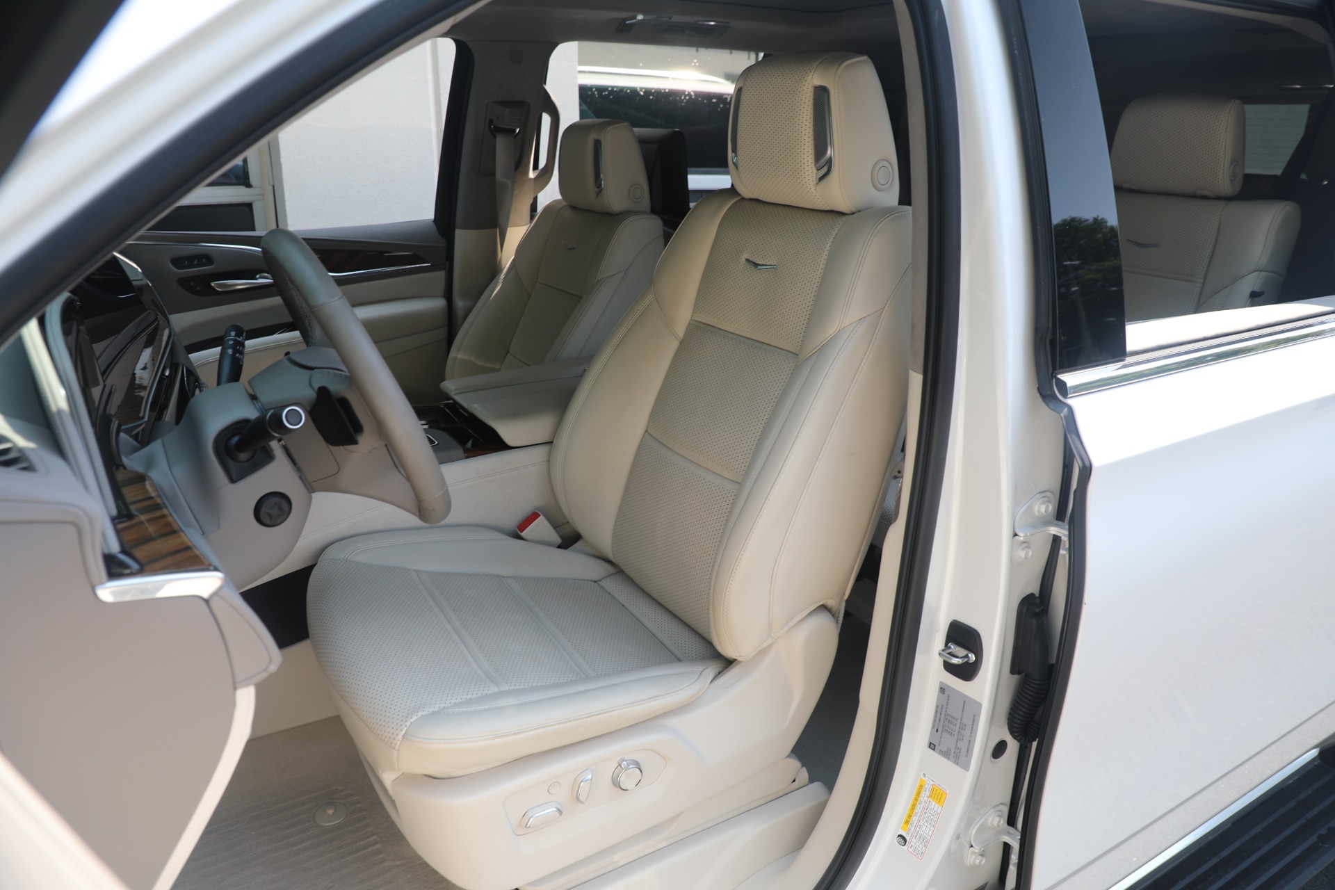 Used-2021-Cadillac-Escalade-ESV-Premium-Luxury-Platinum