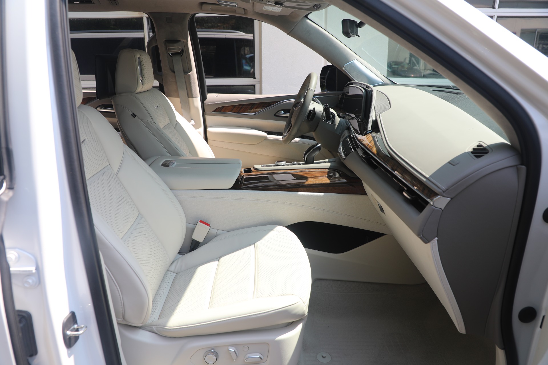 Used-2021-Cadillac-Escalade-ESV-Premium-Luxury-Platinum