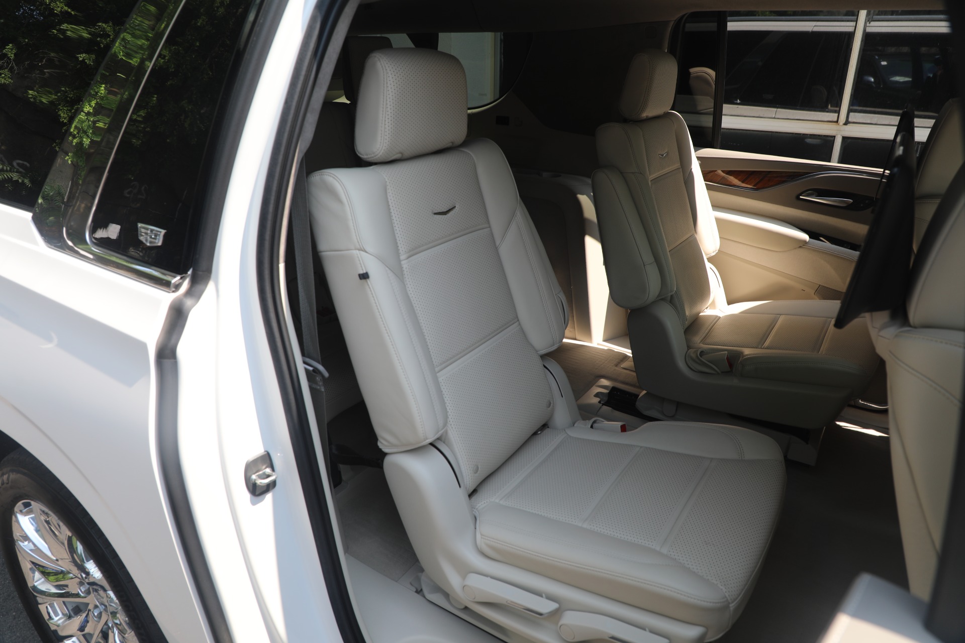 Used-2021-Cadillac-Escalade-ESV-Premium-Luxury-Platinum