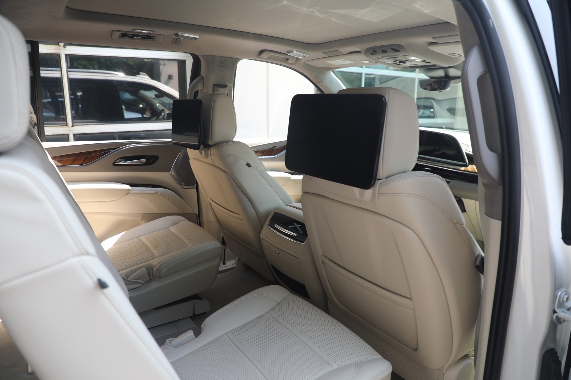 Used-2021-Cadillac-Escalade-ESV-Premium-Luxury-Platinum