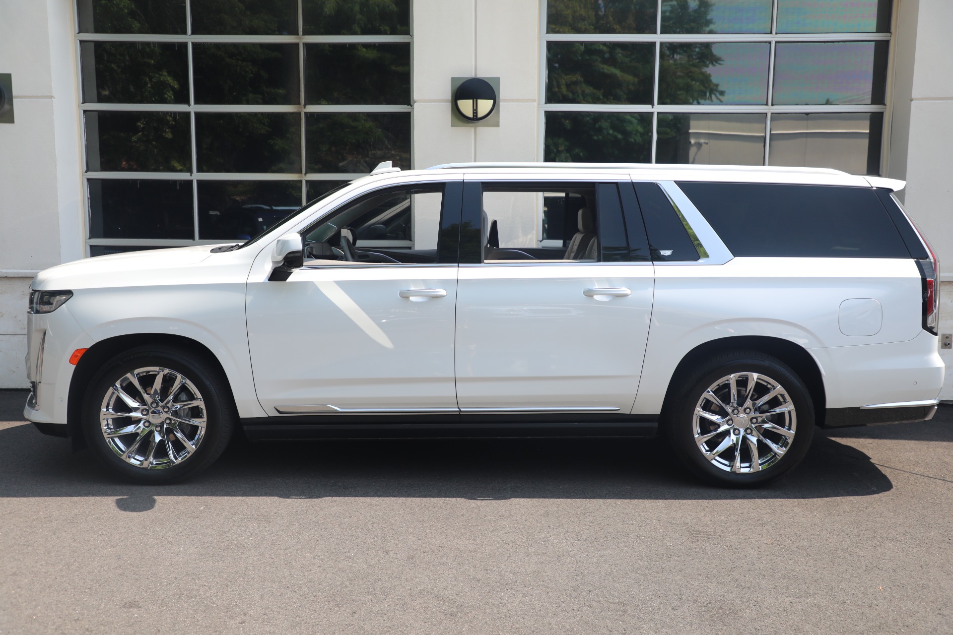 Used-2021-Cadillac-Escalade-ESV-Premium-Luxury-Platinum