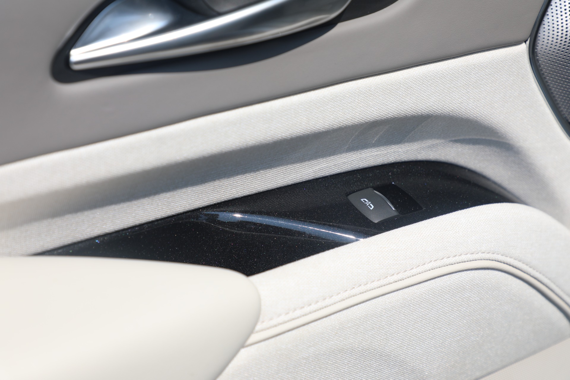 Used-2021-Cadillac-Escalade-ESV-Premium-Luxury-Platinum