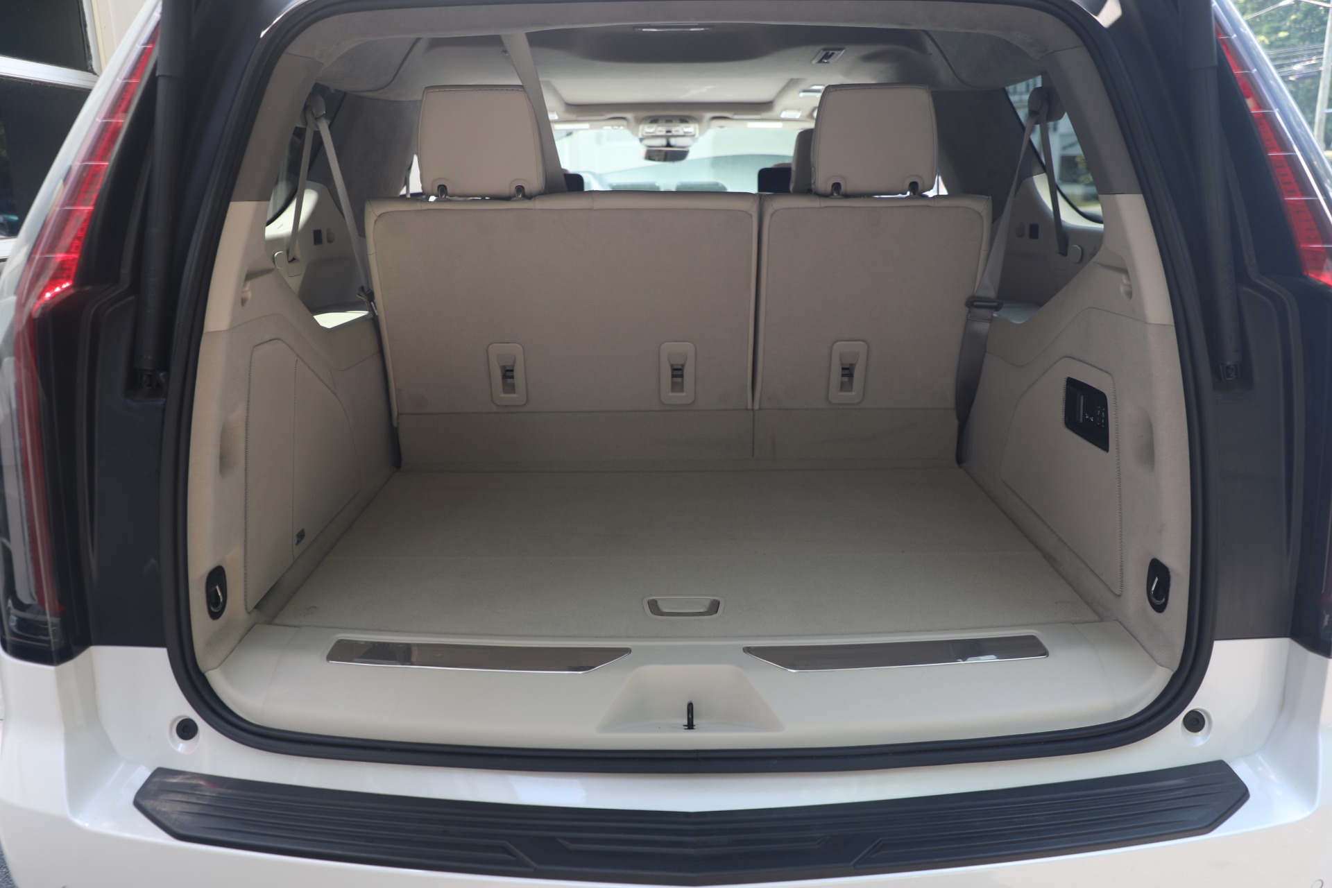 Used-2021-Cadillac-Escalade-ESV-Premium-Luxury-Platinum