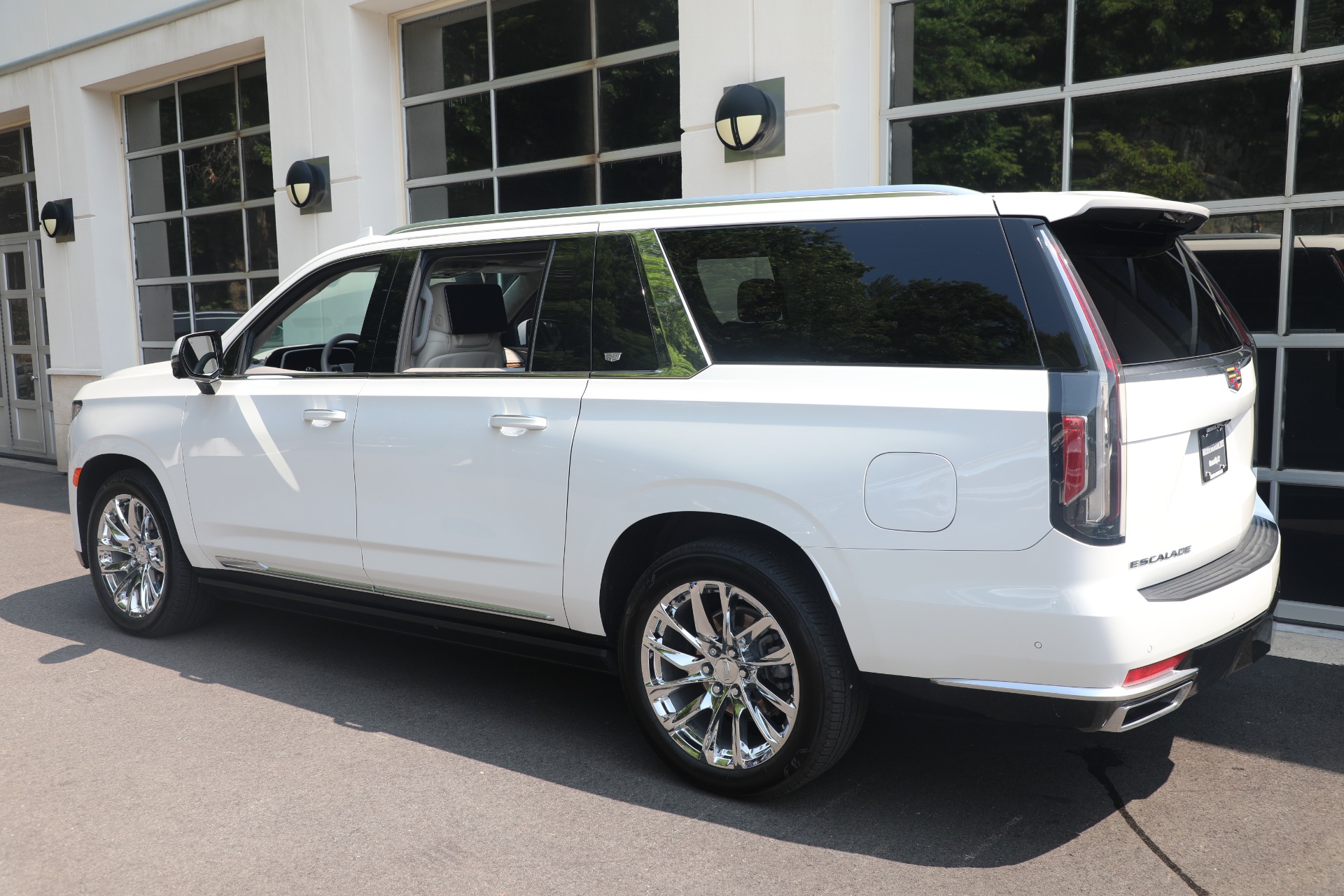 Used-2021-Cadillac-Escalade-ESV-Premium-Luxury-Platinum