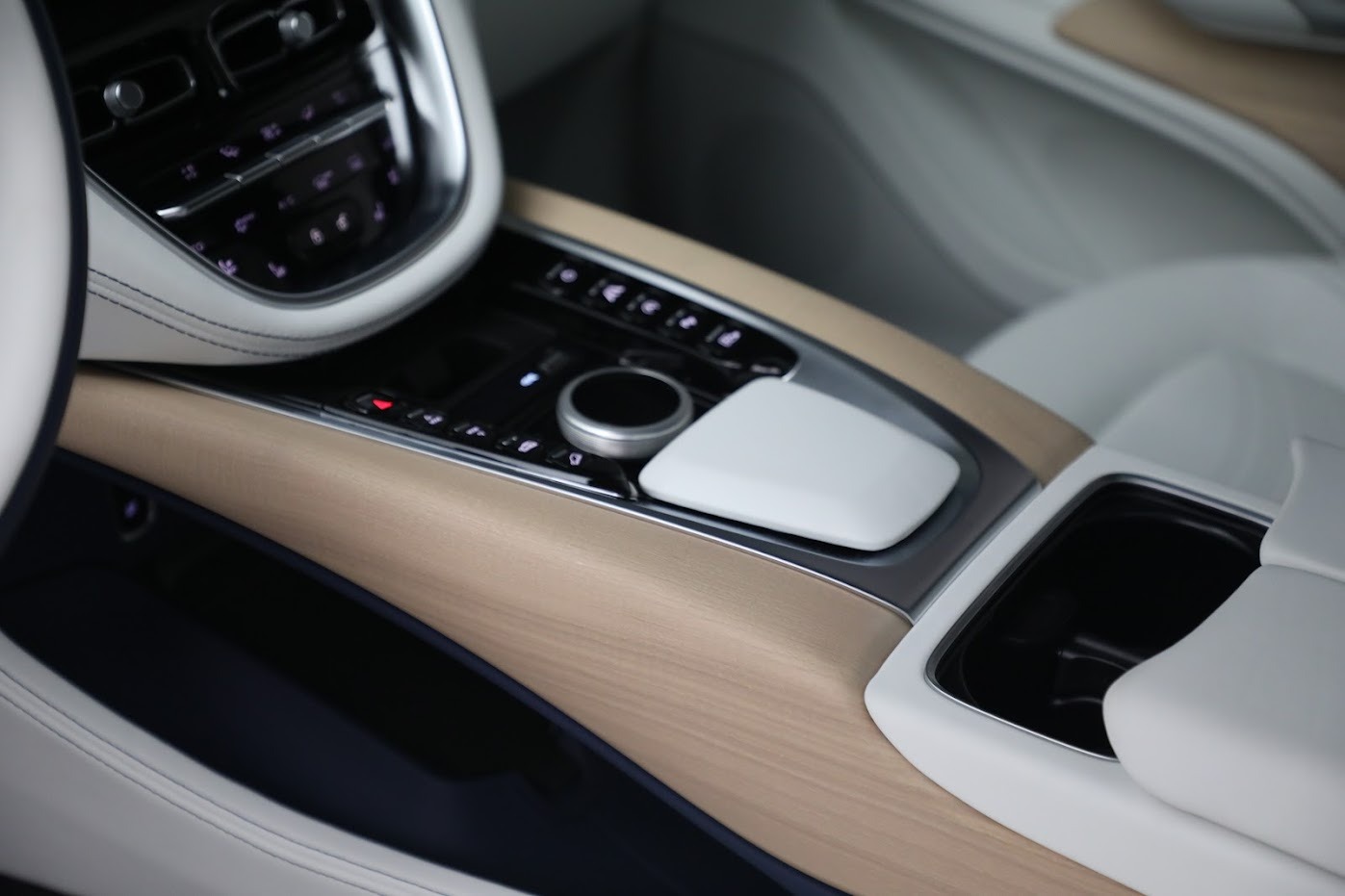 New-2024-Aston-Martin-DBX