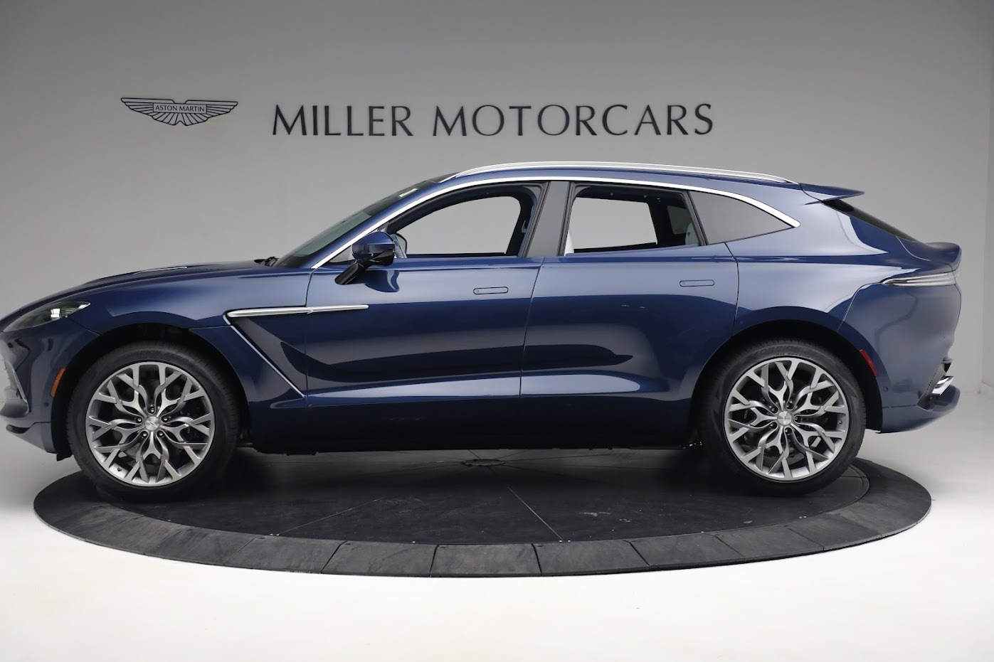 New-2024-Aston-Martin-DBX