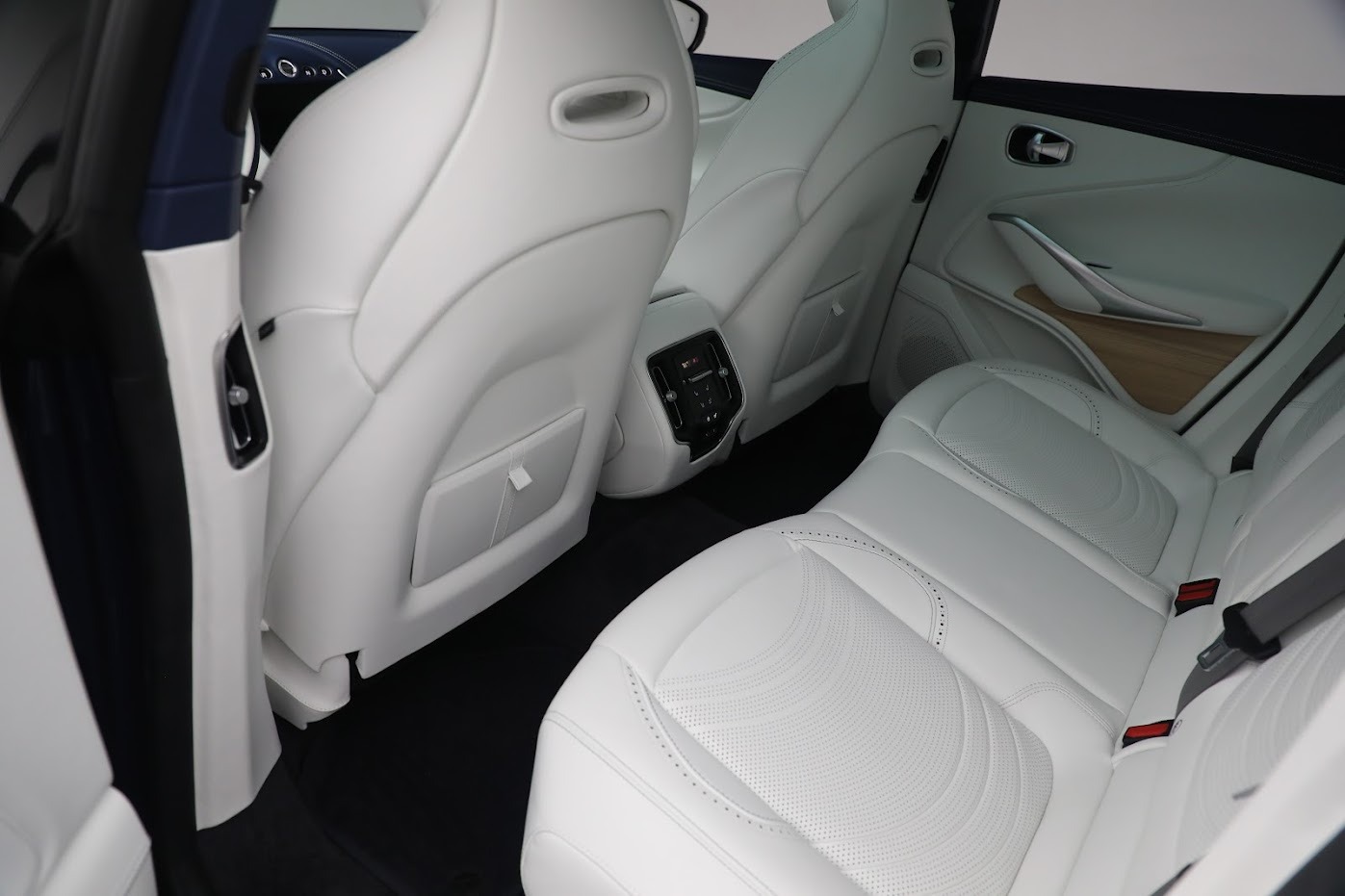 New-2024-Aston-Martin-DBX