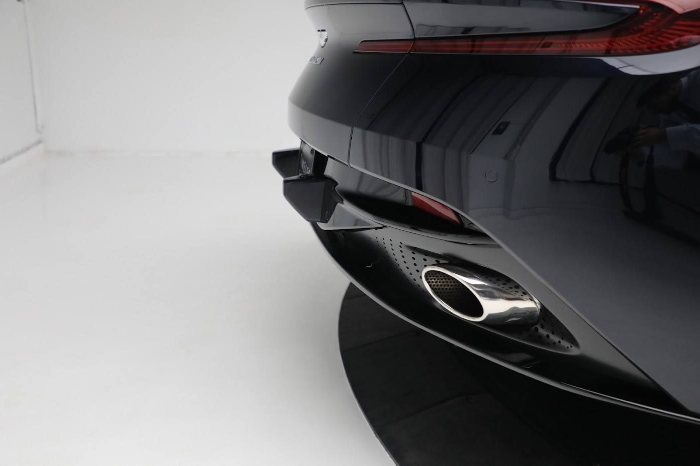 Used-2020-Aston-Martin-DB11-Volante