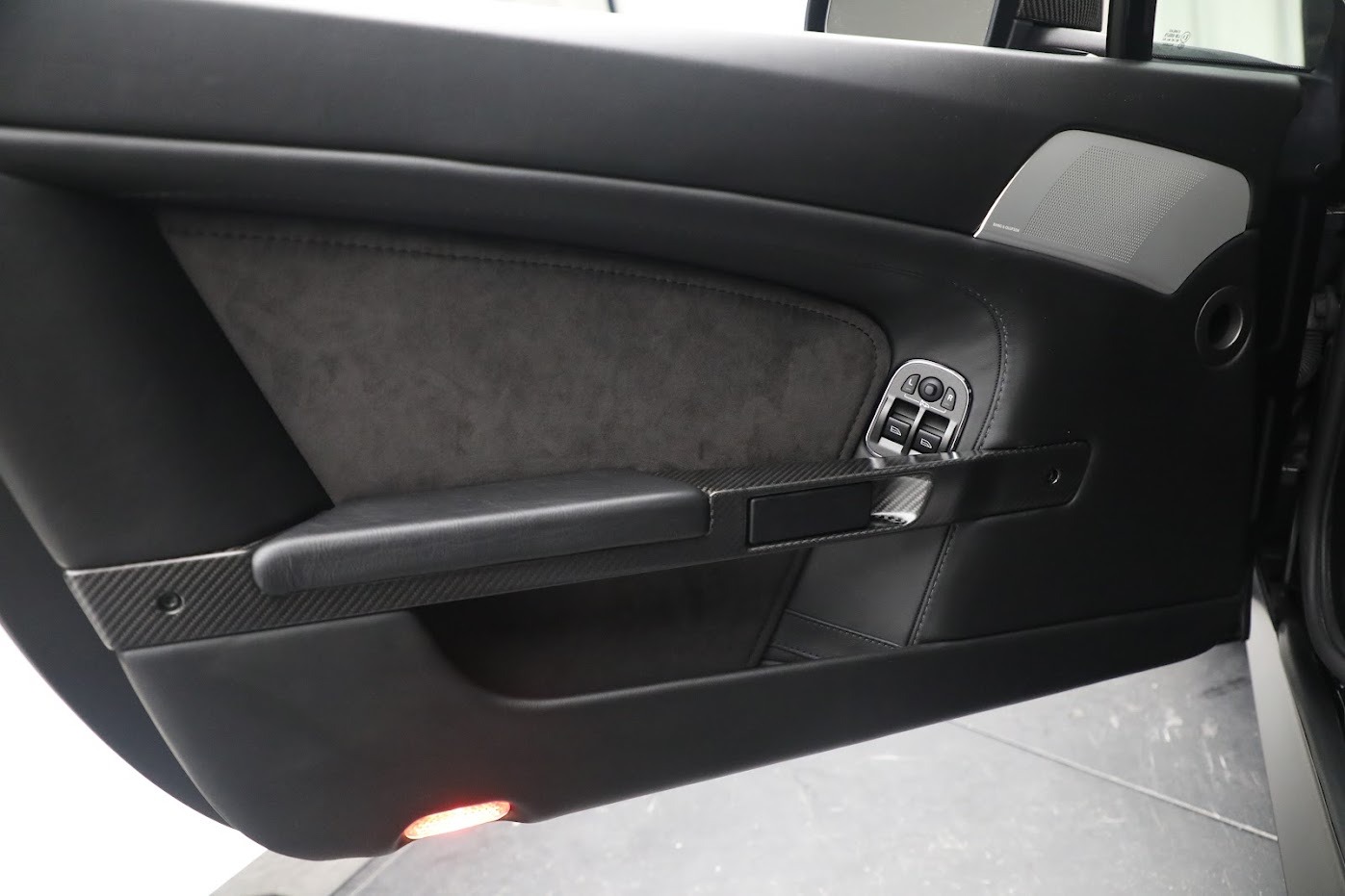 Used-2012-Aston-Martin-V12-Vantage-Carbon-Black