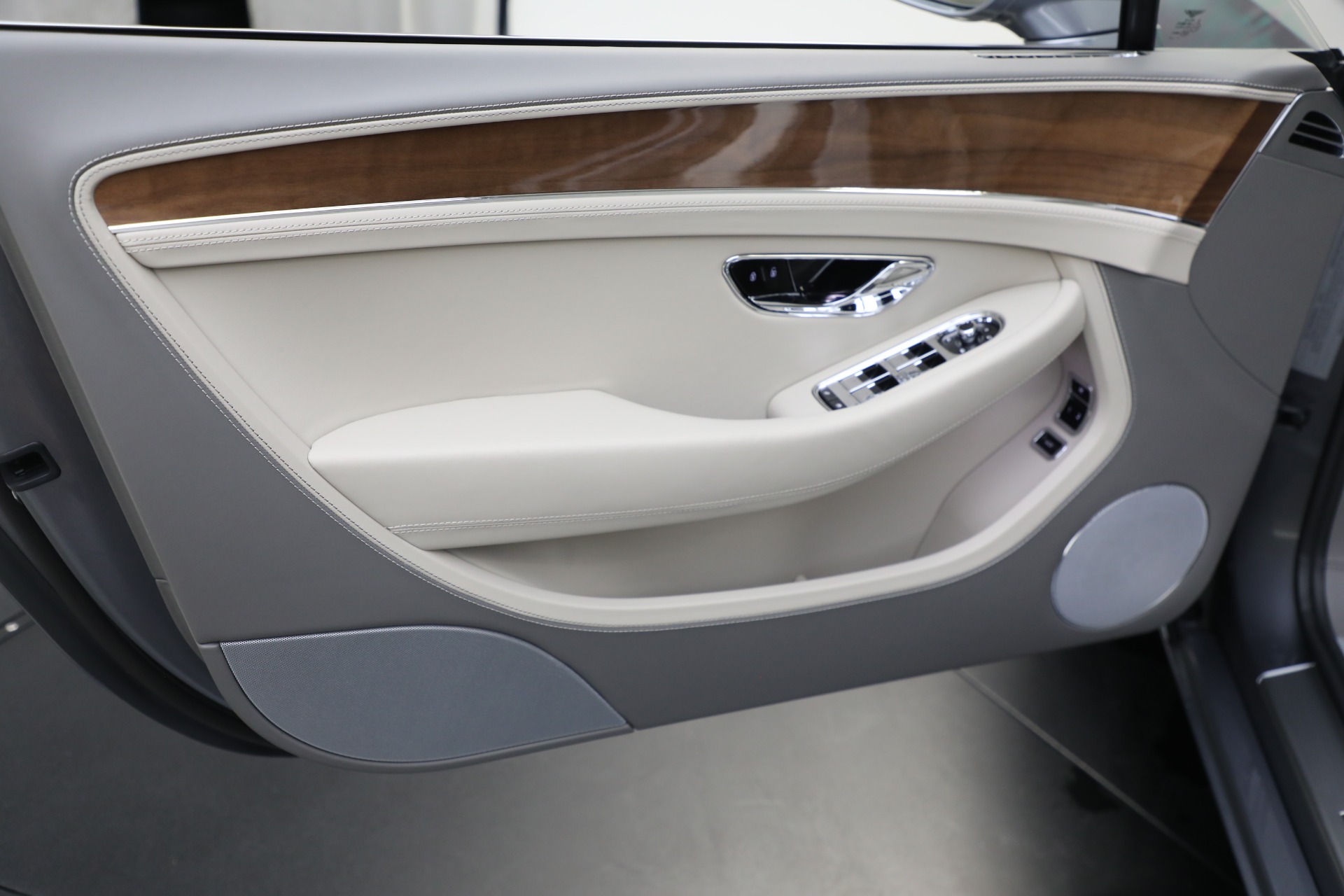 New-2024-Bentley-Continental-GTC-V8