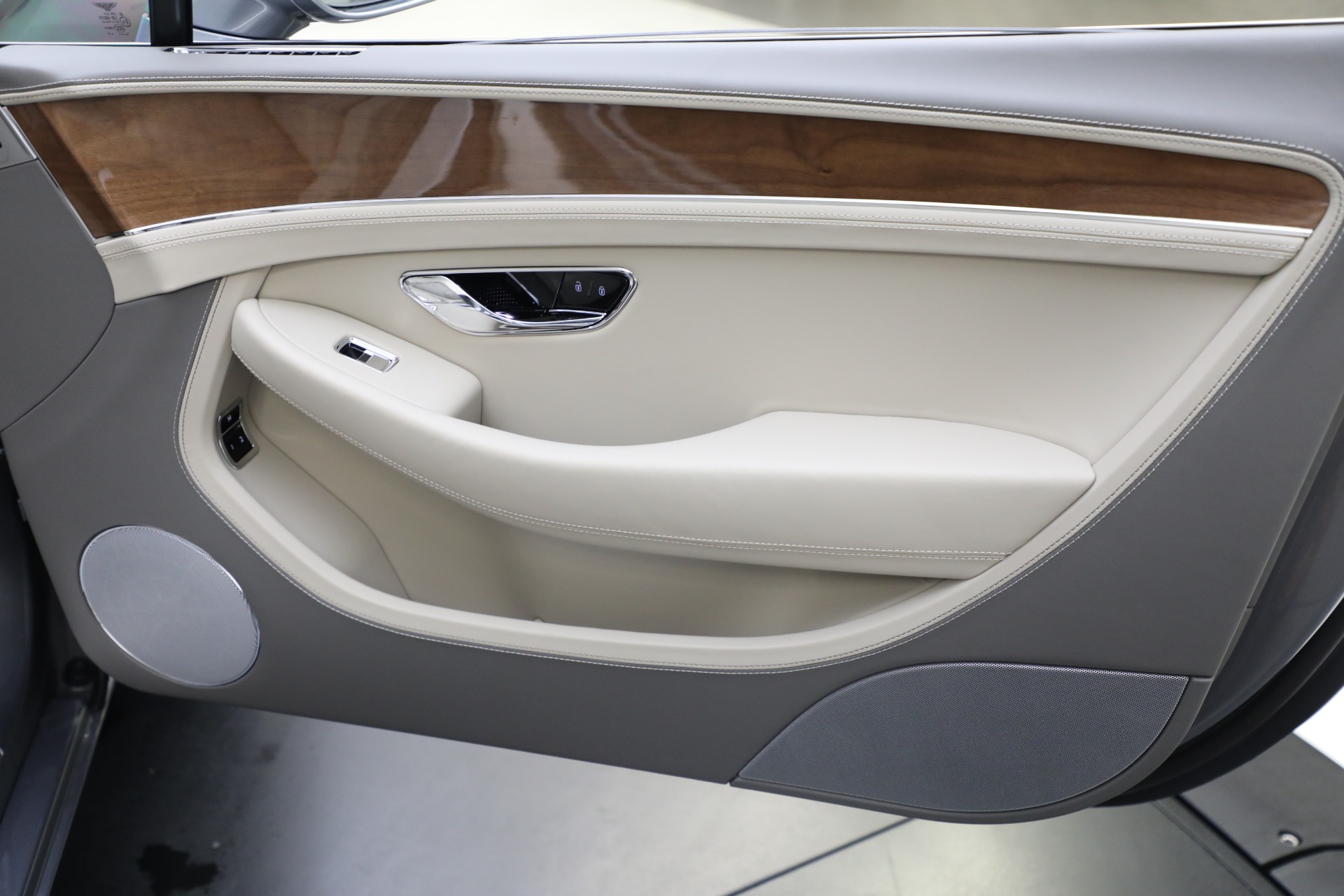 New-2024-Bentley-Continental-GTC-V8