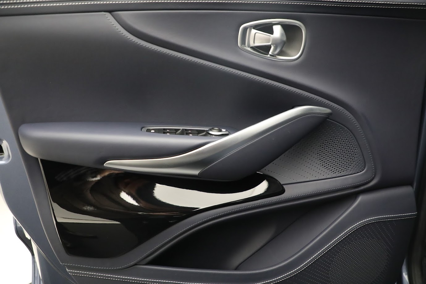 New-2024-Aston-Martin-DBX-707